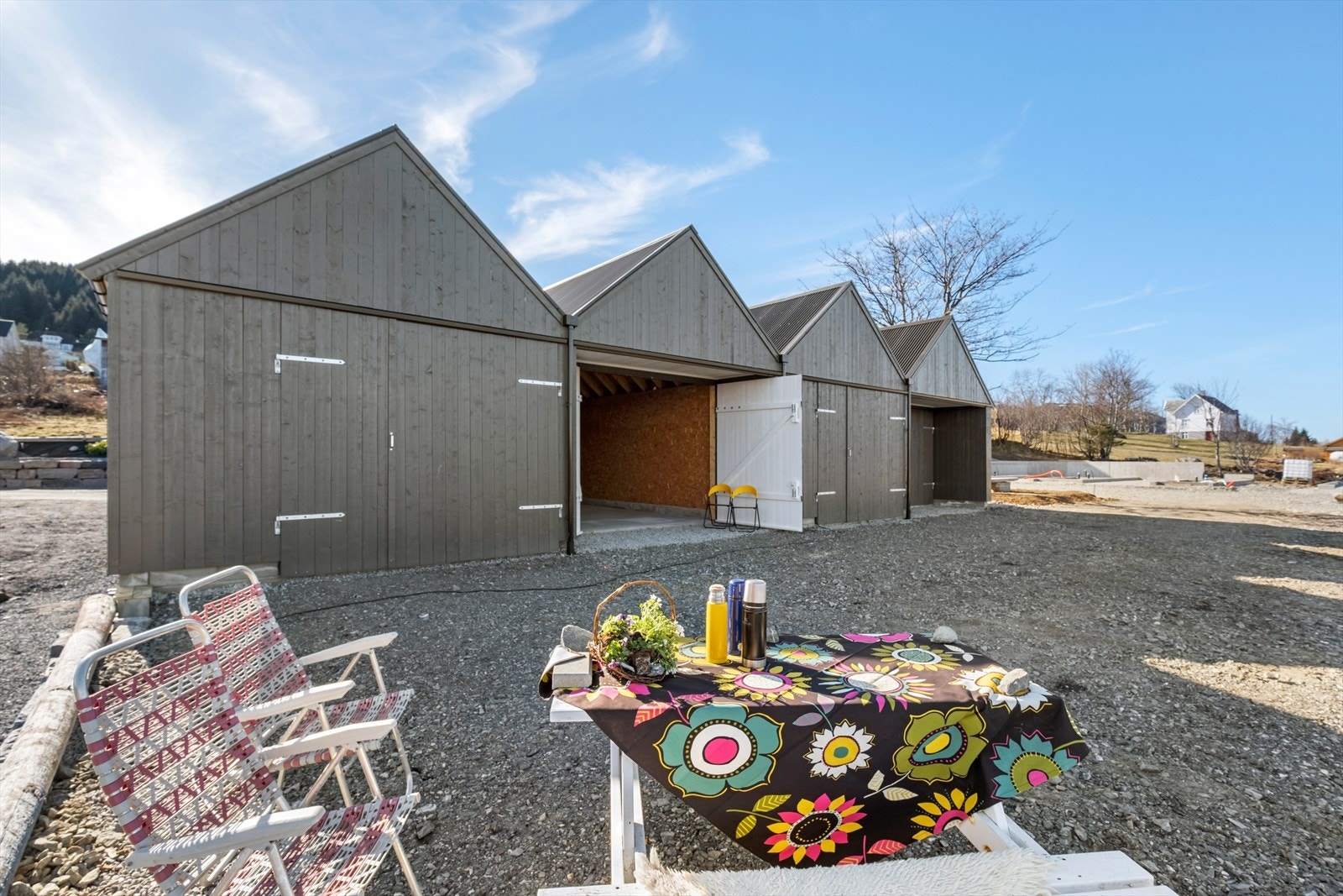 Trivelig på begge sider av naustet Galleribilde