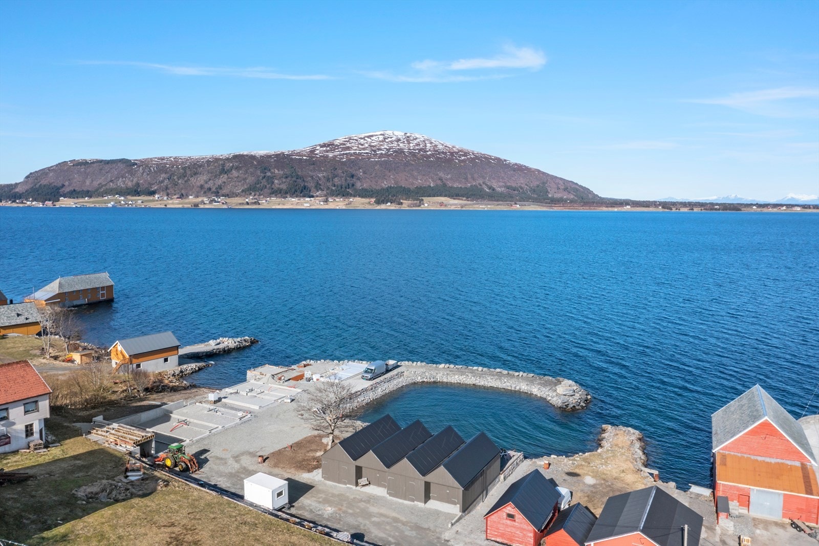 Det skal også oppføres rorbuer som er solgt til venstre på bildet Galleribilde