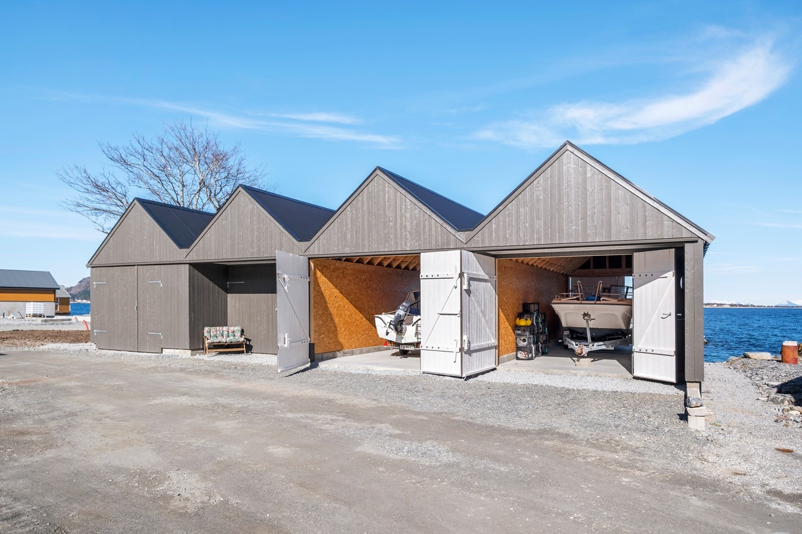 Det er oppført 4 naust i rekke Galleribilde