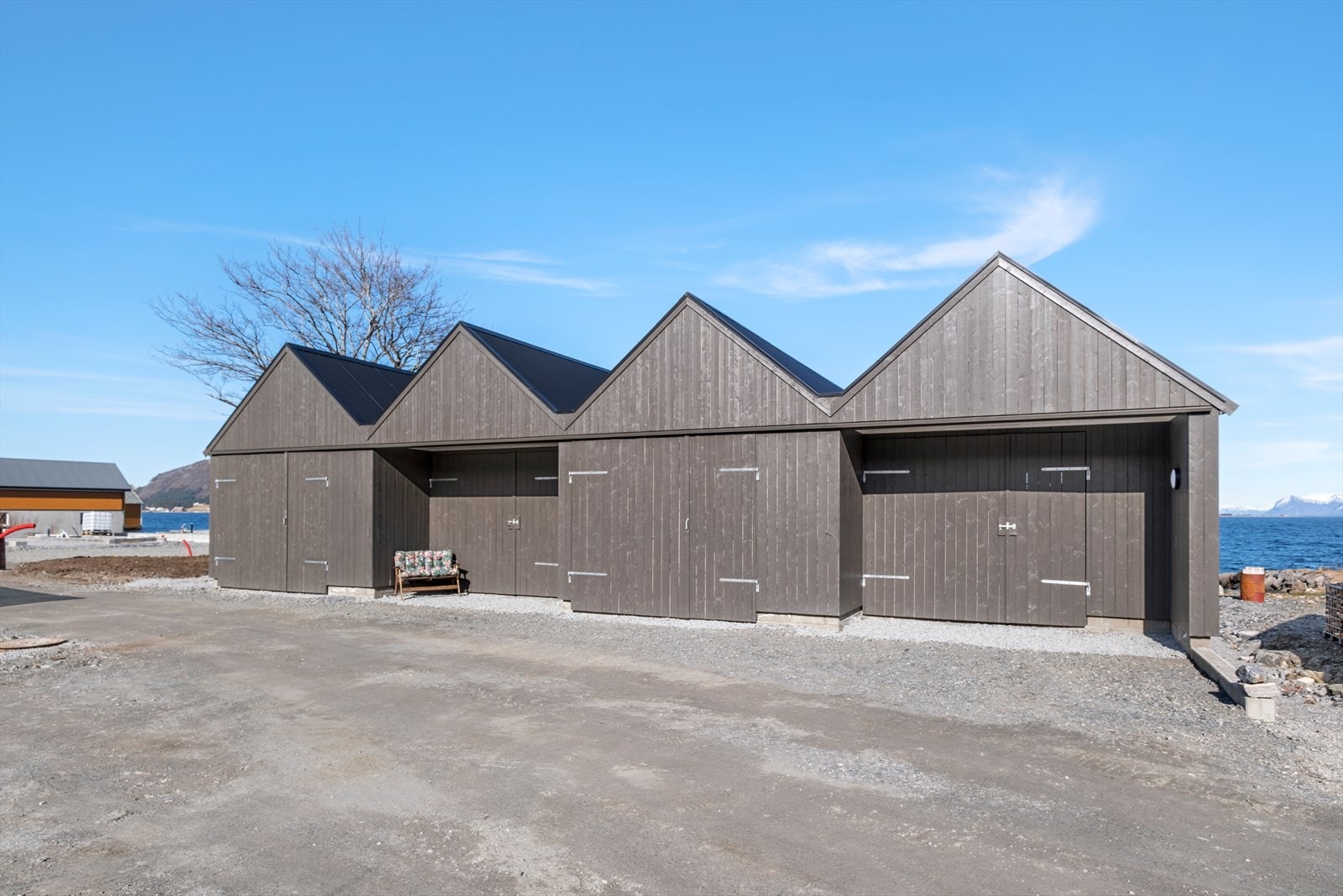 Solrik plass utenfor naustene Galleribilde