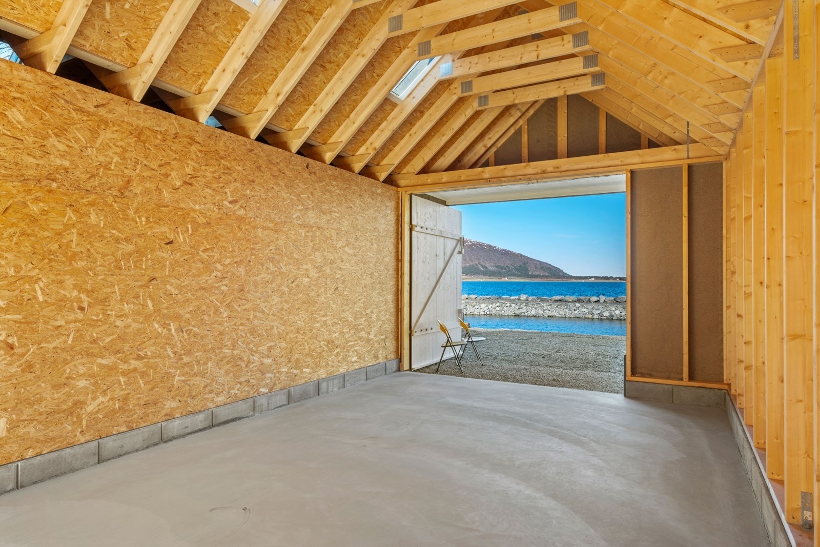 Innvendig i ene naustet Galleribilde