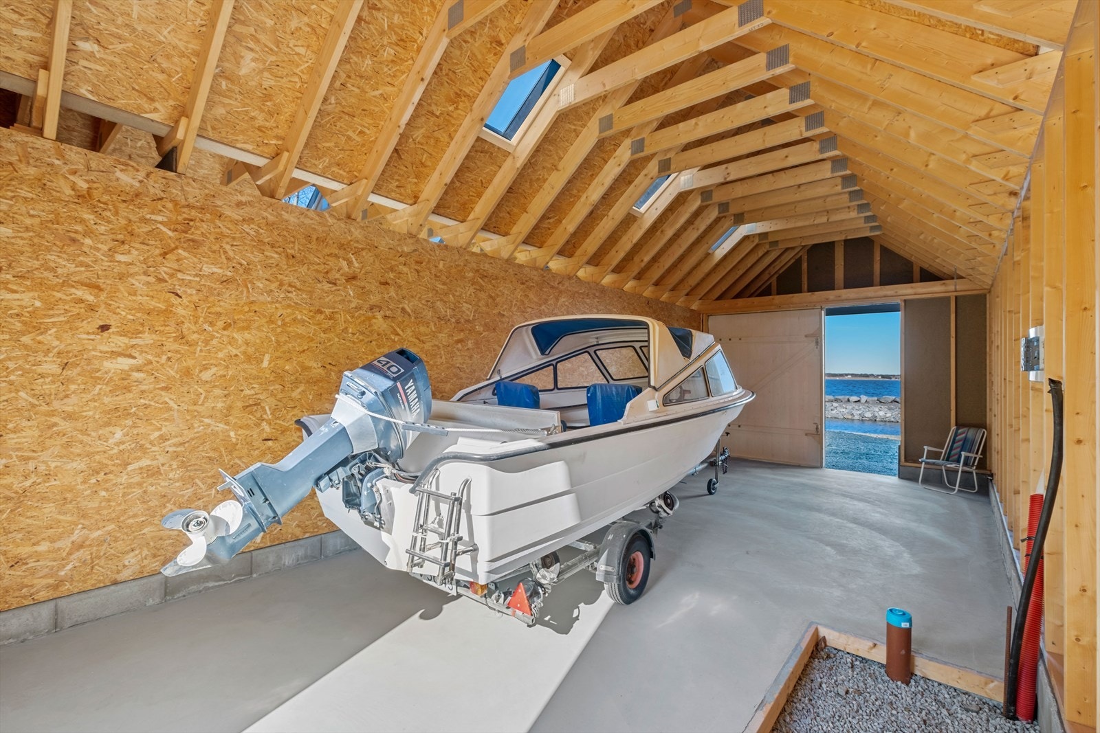 Innvendig i ene naustet Galleribilde