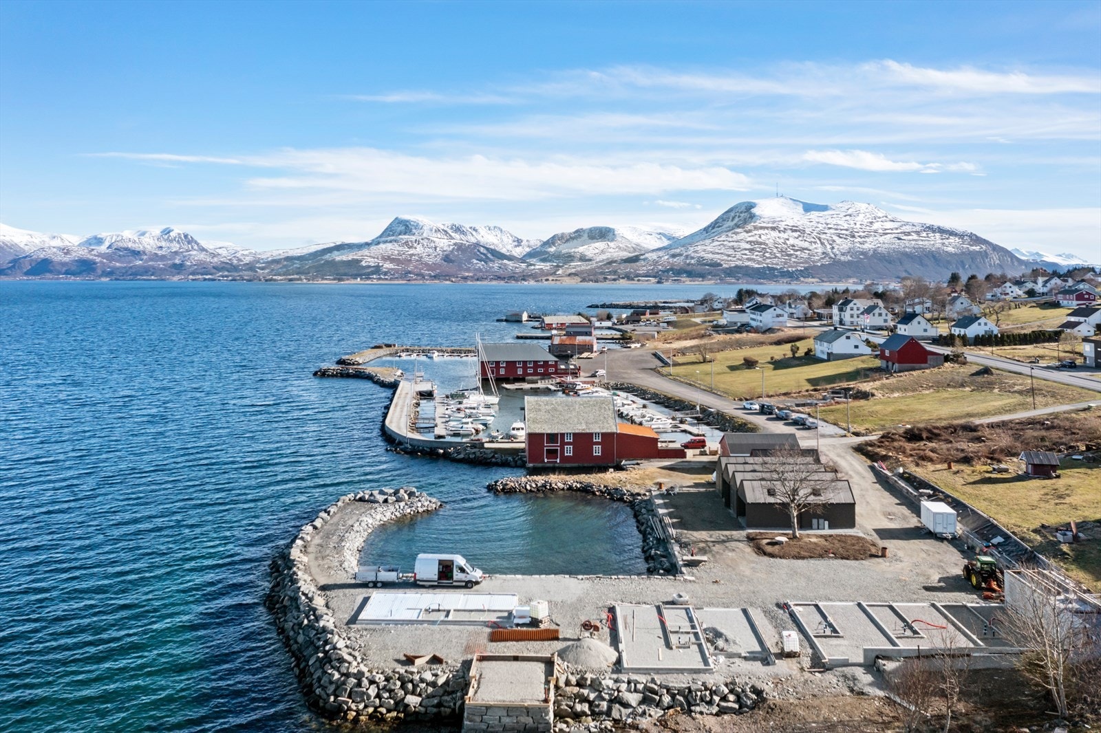 Det ligger småbåthavn like ved naustene Galleribilde