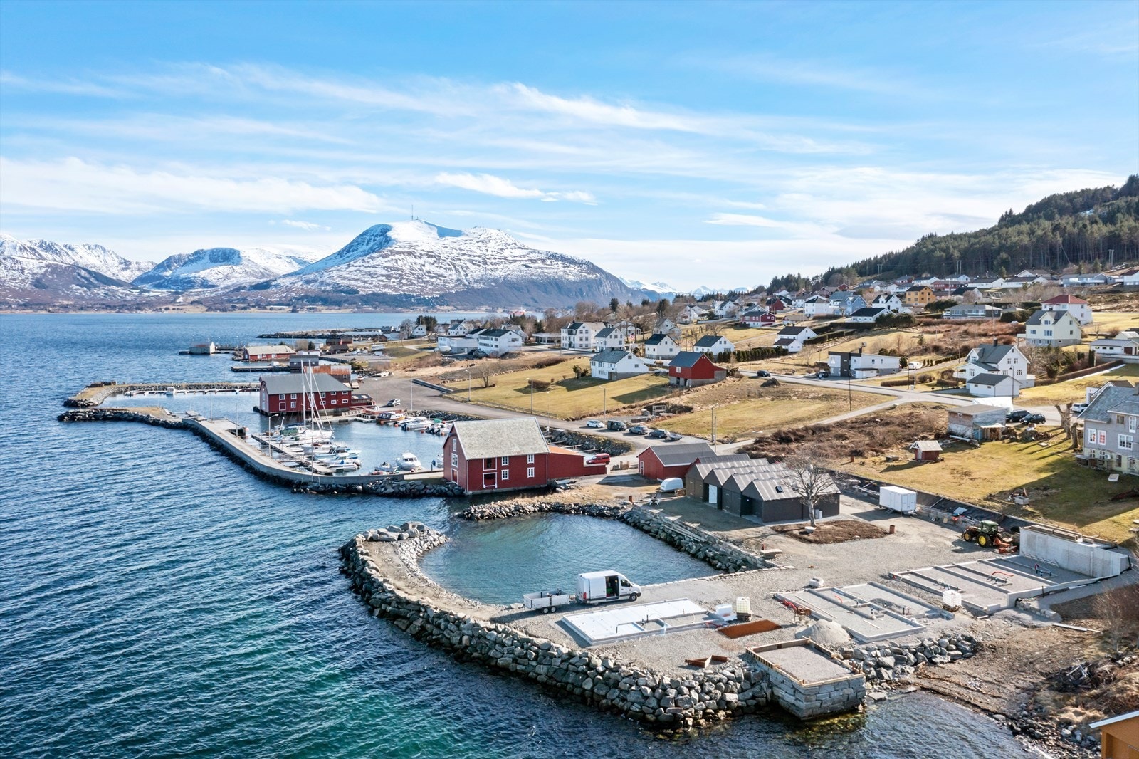 Det skal være mulig å få sette båten til sjøs ved småbåthavnen ved siden av i følge selger Galleribilde