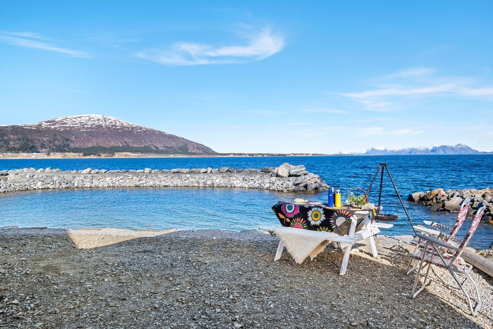 Idyllisk plass ved sjøen Galleribilde