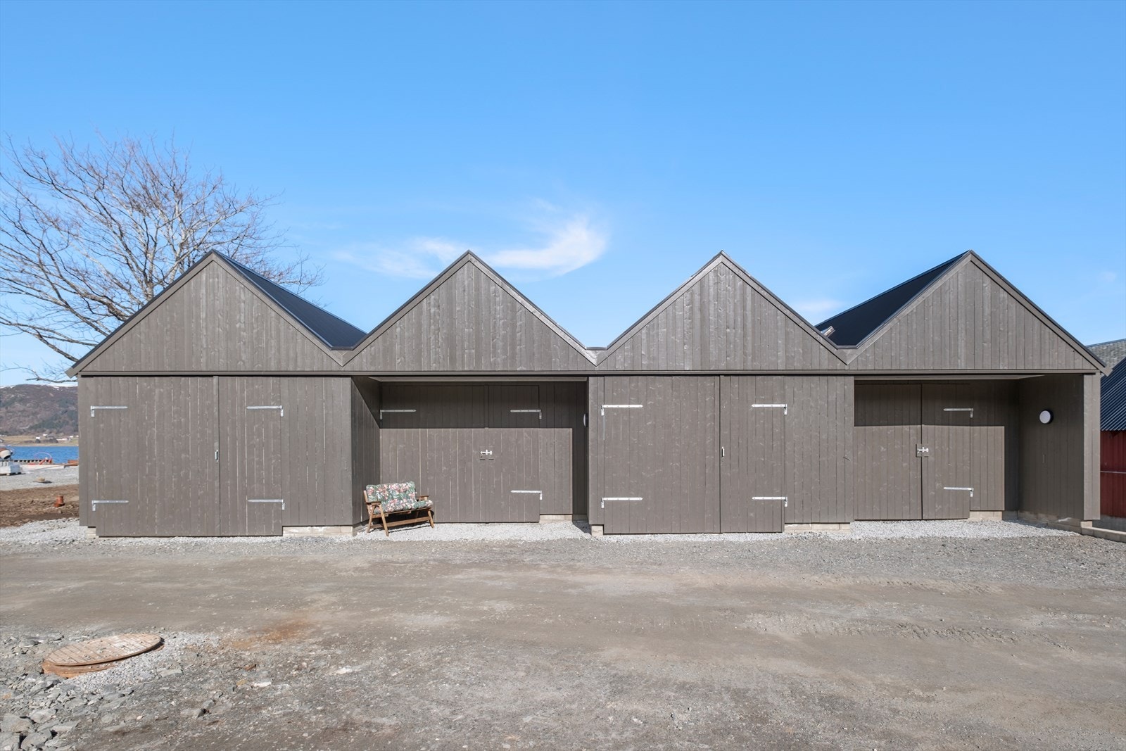 Naustene er arkitekttegnet Galleribilde