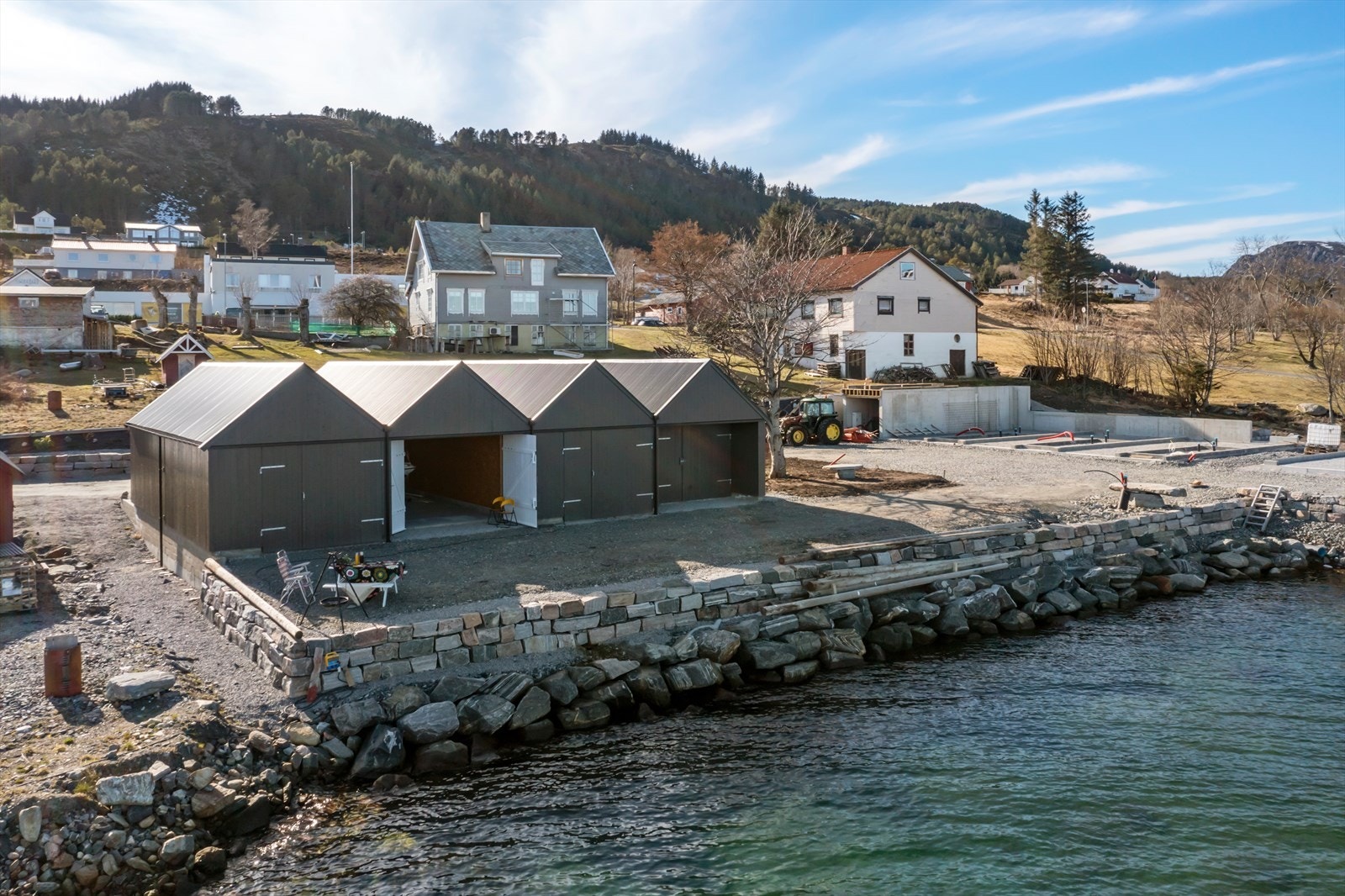 Flott naturstensmur foran naustene Galleribilde