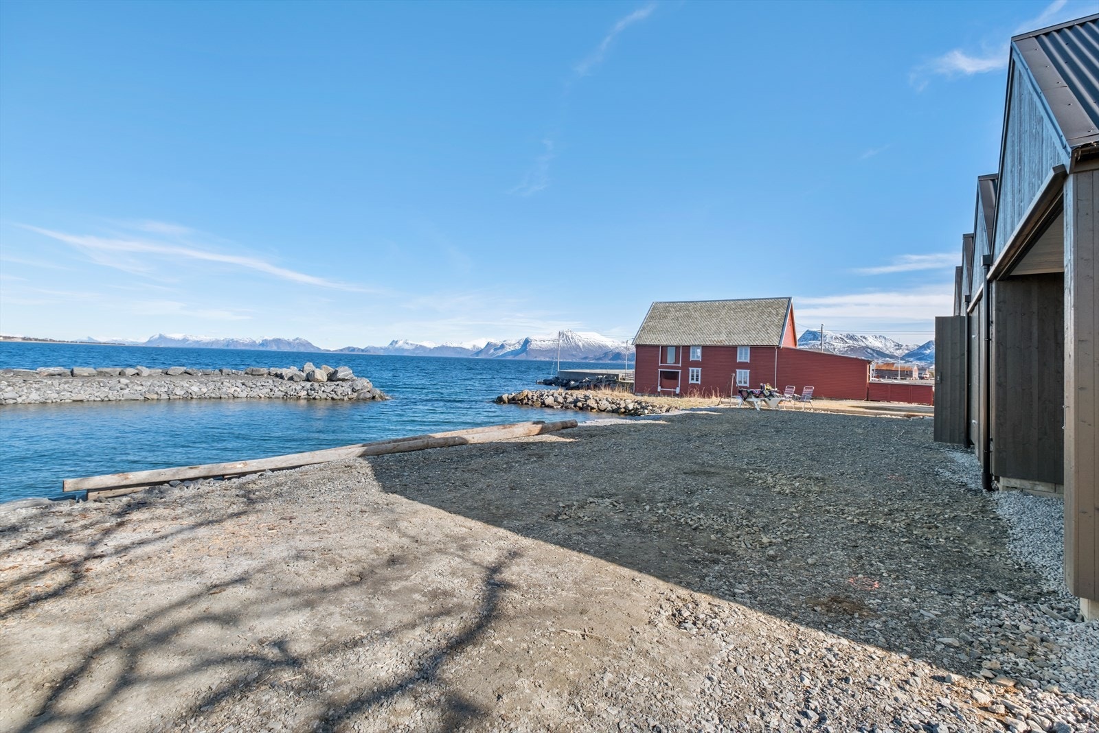 God plass på denne siden av naustene også Galleribilde