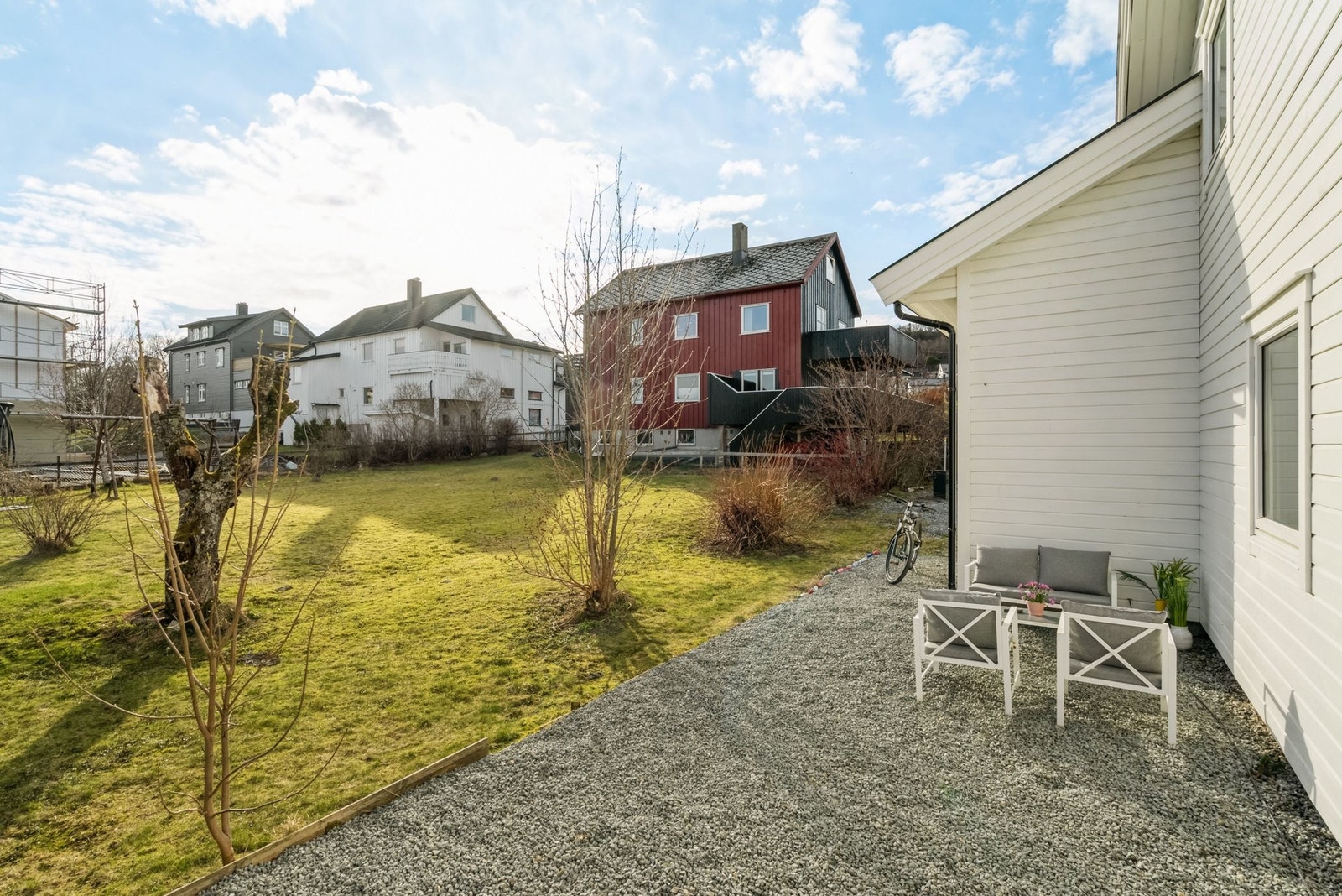 Uteområdet ble oppgradert i 2022, noe som har gitt mulighet for å dele området opp i flere soner. Galleribilde