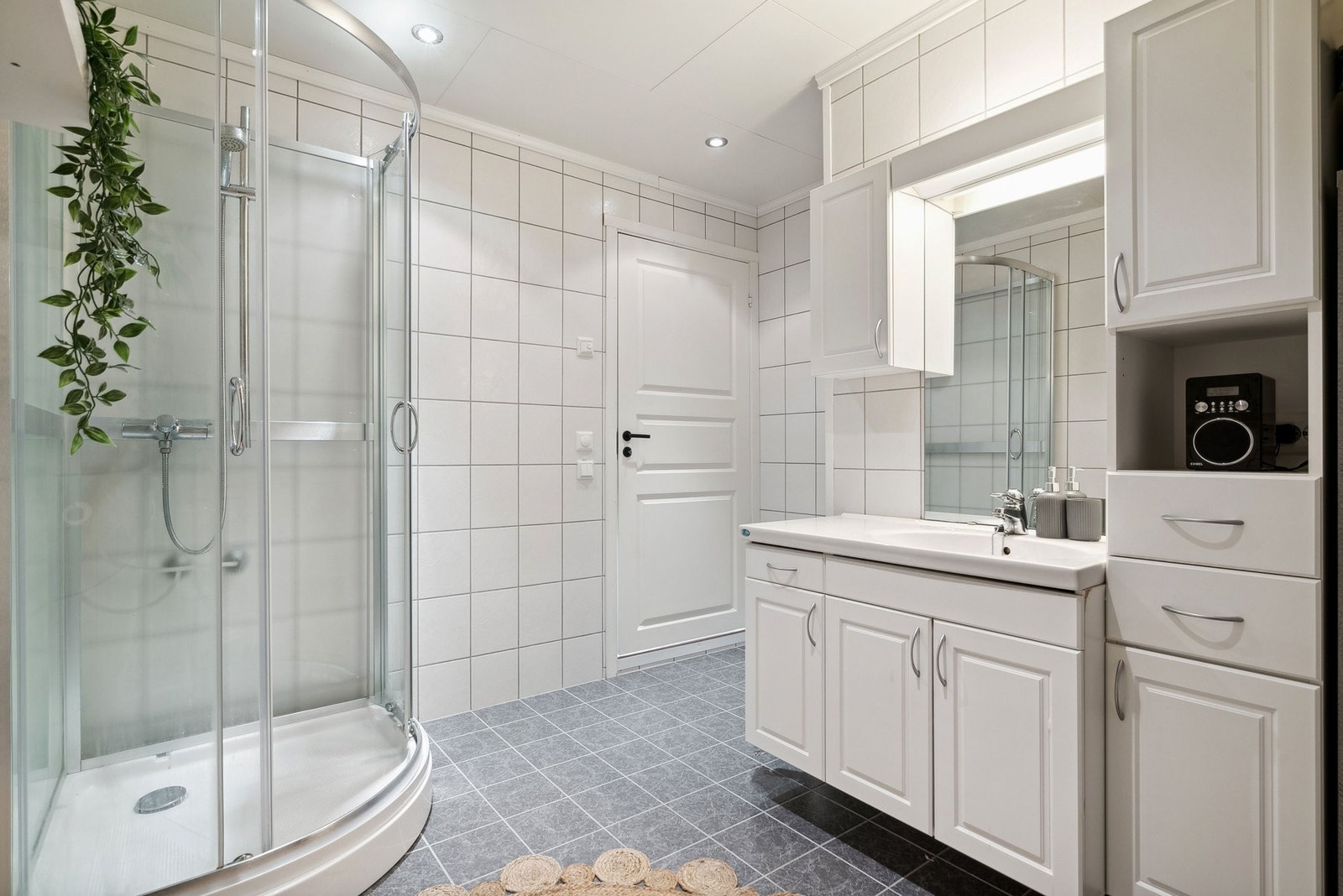 Boligens andre bad befinner seg i andreetasje. Badet er stort og romslig, med dusj og godt med skapplass. Galleribilde