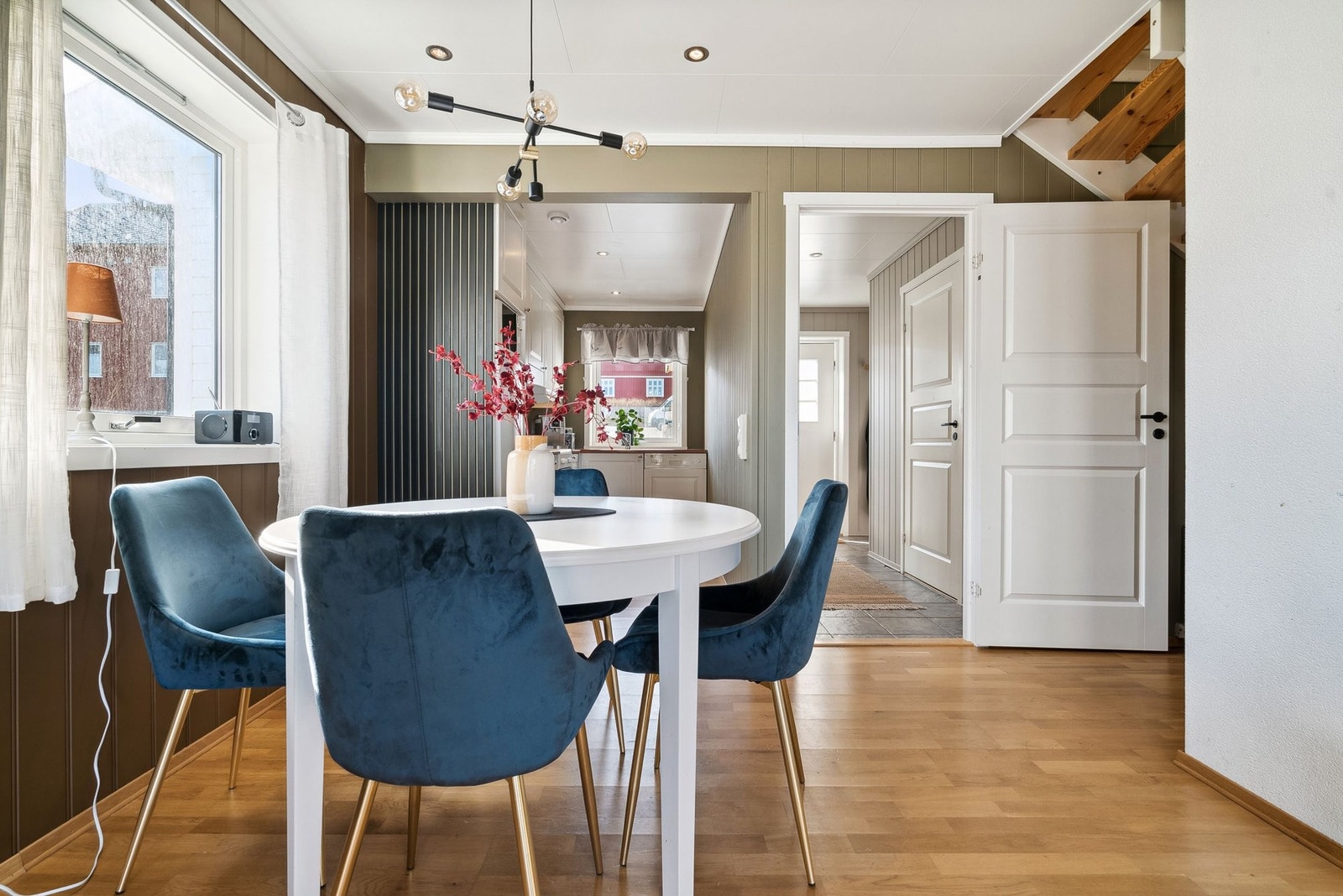 Åpen løsning mellom stue og kjøkken. Plass til spisegruppe i stuen. Galleribilde