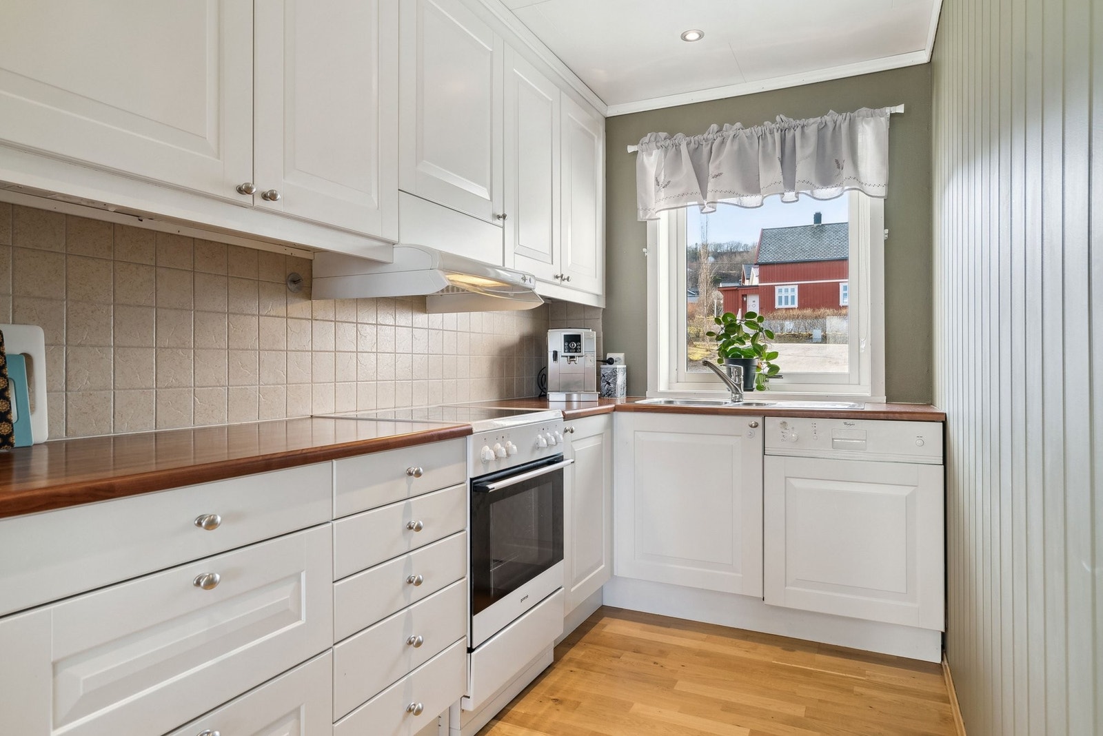 Kjøkken med vindu ut mot fellesområdet til sameiet. Galleribilde