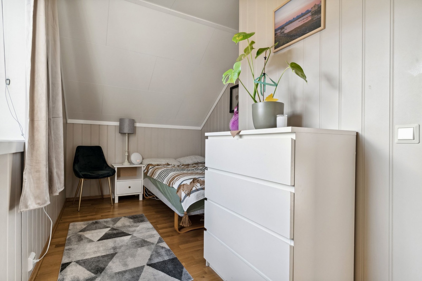 Gjesterom med skyvedørsgarderobe. Galleribilde