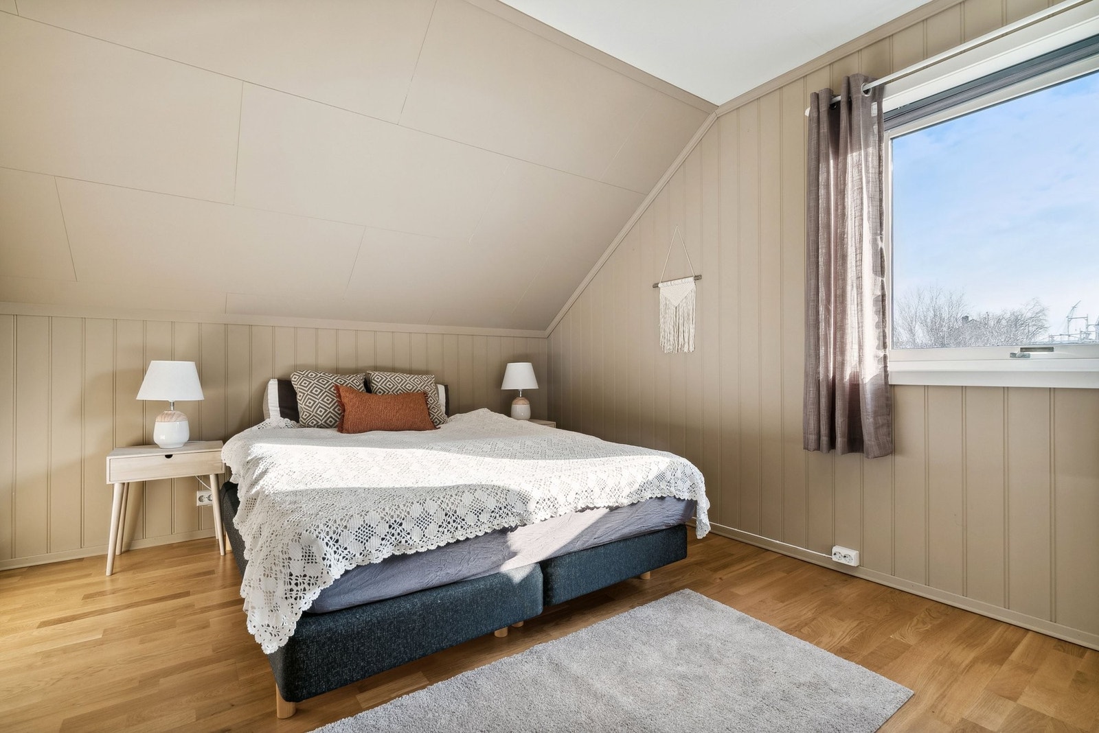 På hovedsoverommet er det skyvedørsgarderobe og tilgang til to boder. Galleribilde