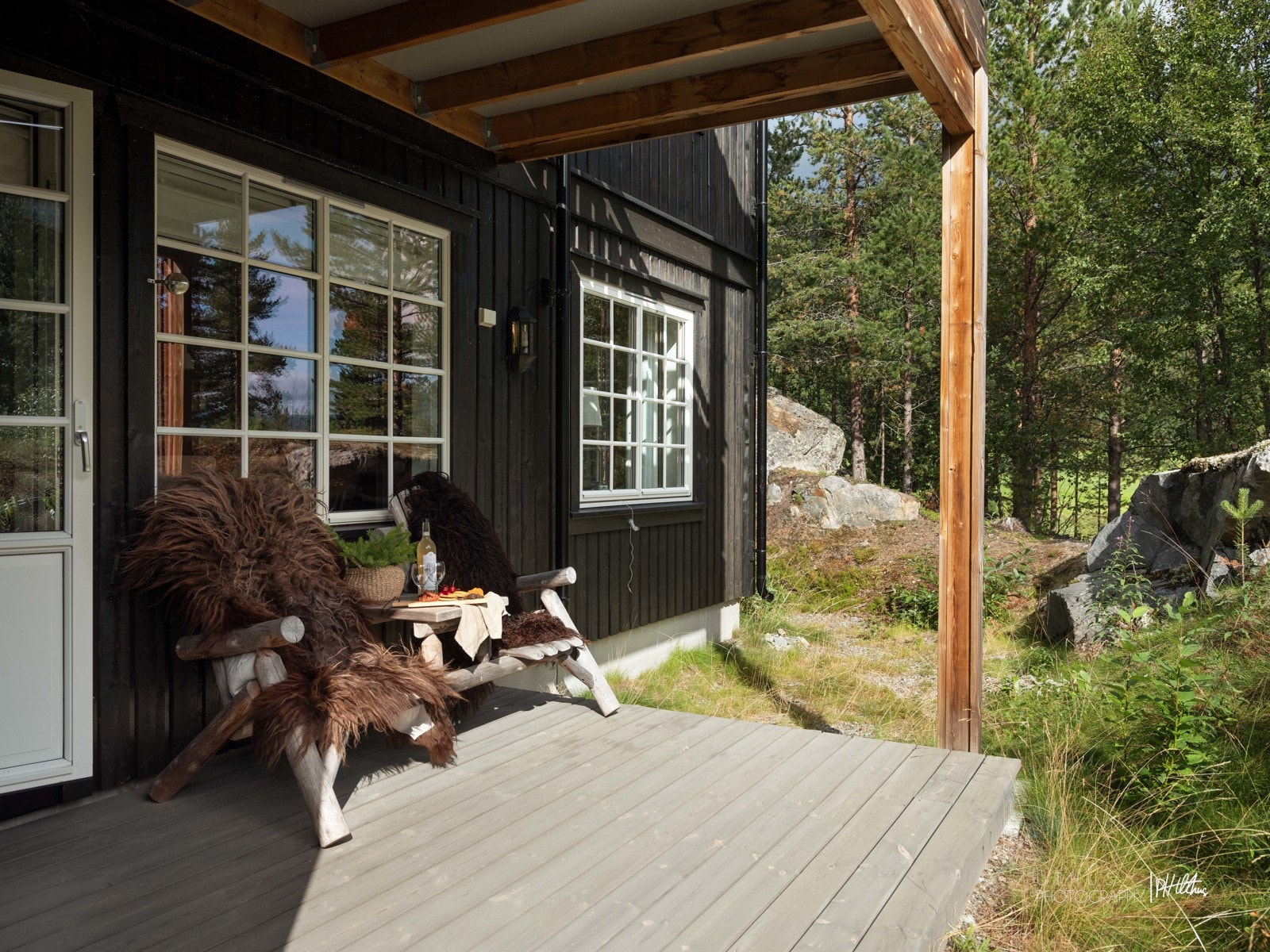 Uteplassen ligger usjenert med med fortsatt flott utsikt mot fjellene Galleribilde