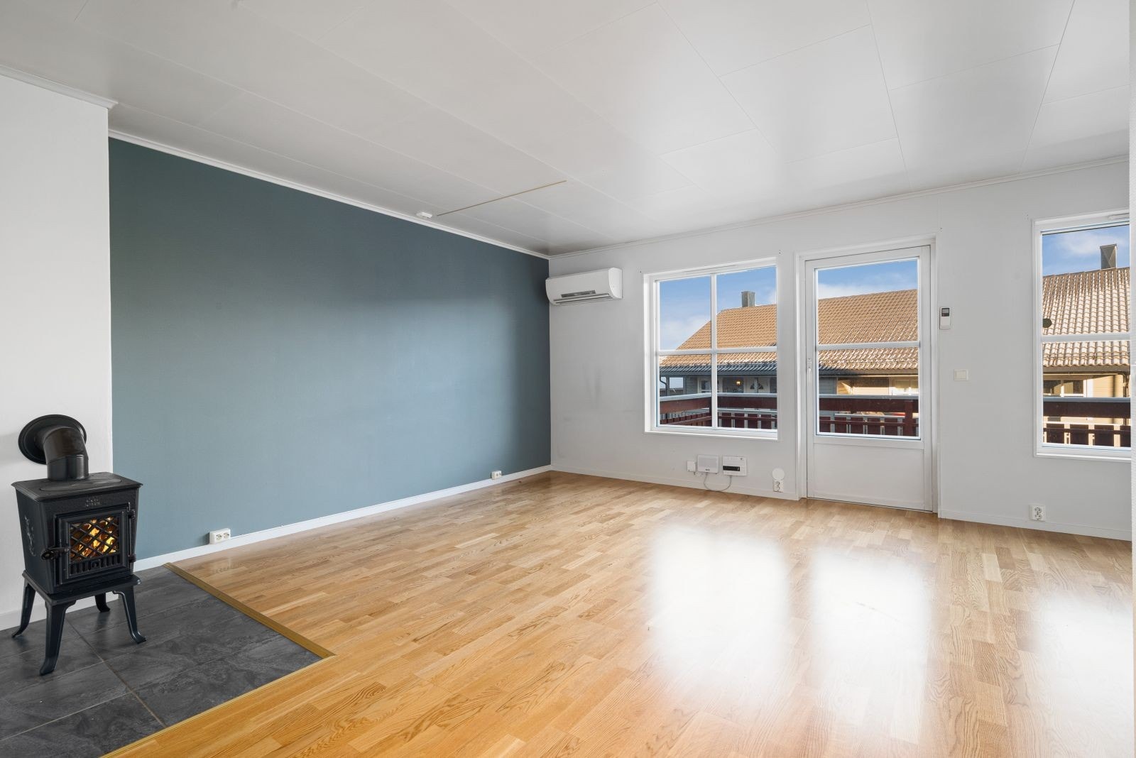 Stue med både vedfyring og varmepumpe. Galleribilde