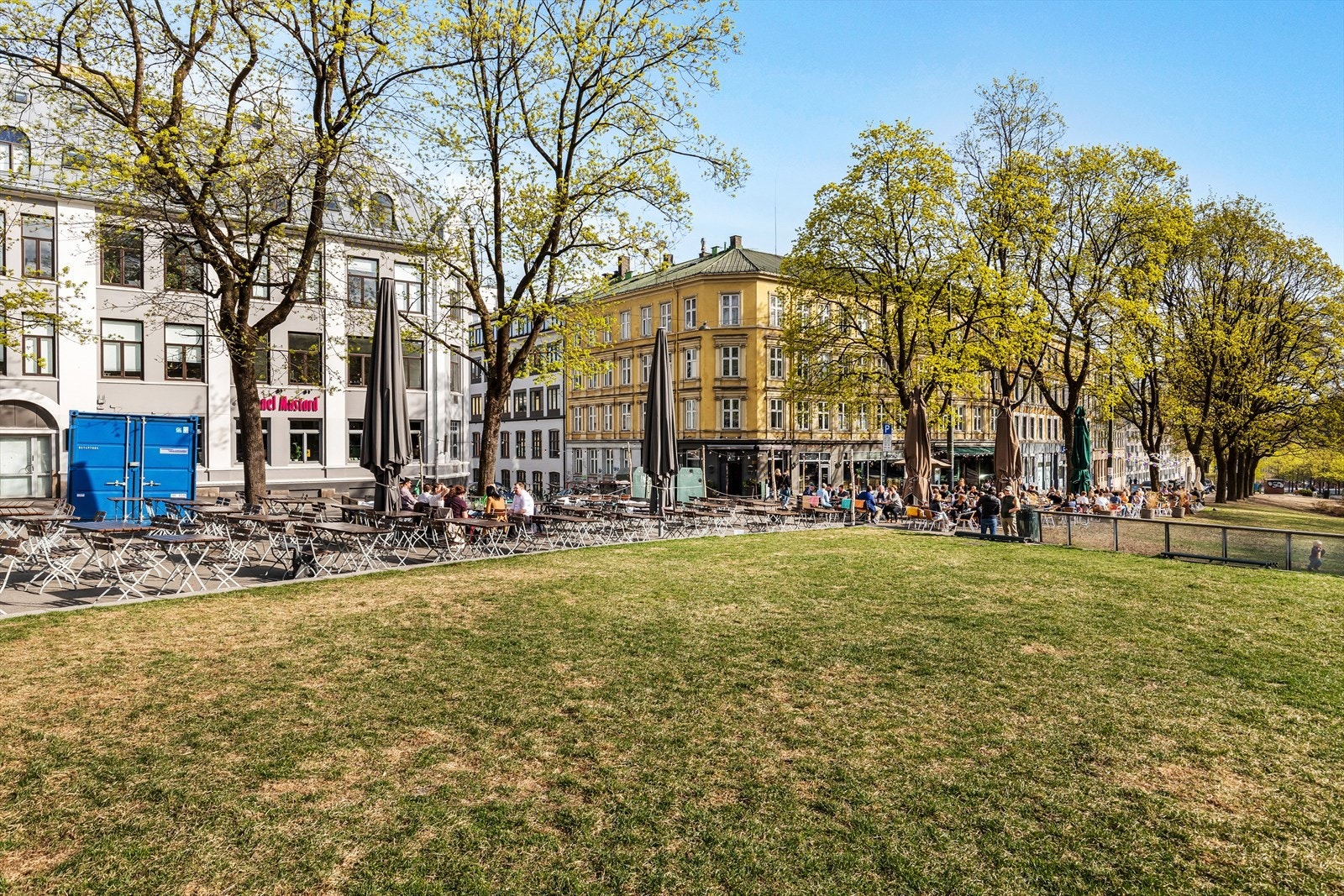 På Alexander Kiellands plass yrer det av liv om sommeren, både i parker og ved uteserveringene. Galleribilde