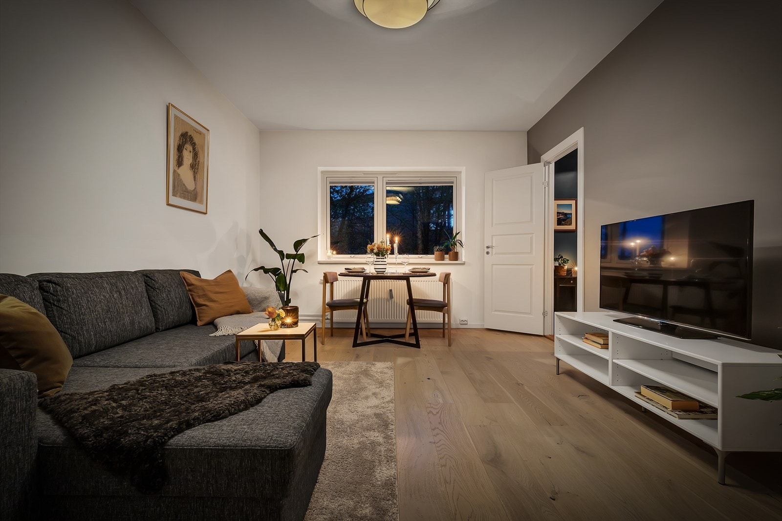 Med flott beliggenhet, god planløsning og innbydende atmosfære er dette en leilighet det er lett å bli glad i. Galleribilde
