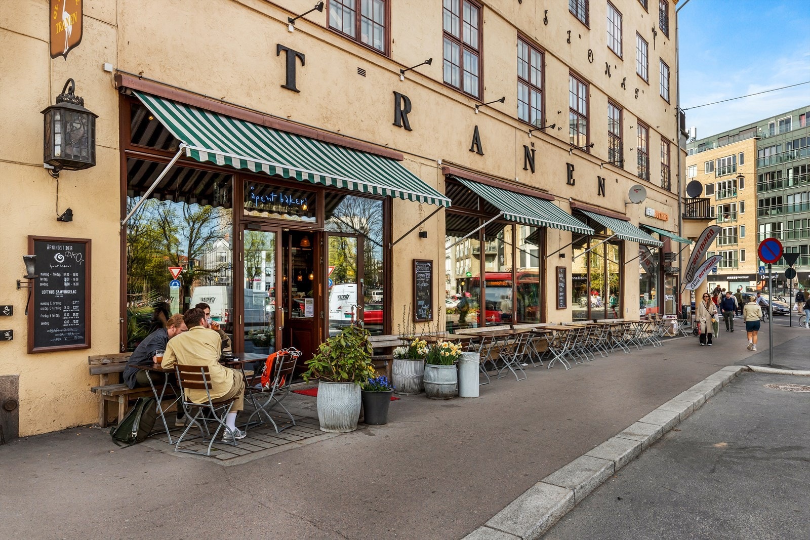 Et av områdets populære serveringssteder er Tranen hvor du kan nyte ferske bakevarer på dagtid, og pizza og drikke om kvelden. Galleribilde