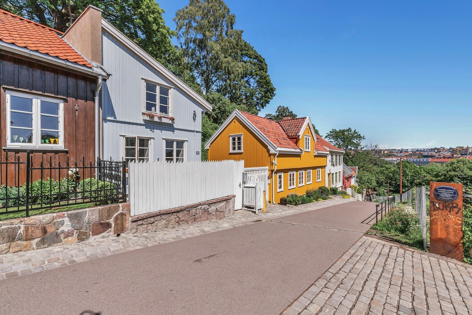 Nærområdet byr på mange muligheter for hyggelige turer i idylliske omgivelser, som her fra Telthusbakken forbi Egebergløkka parsellhage... Galleribilde