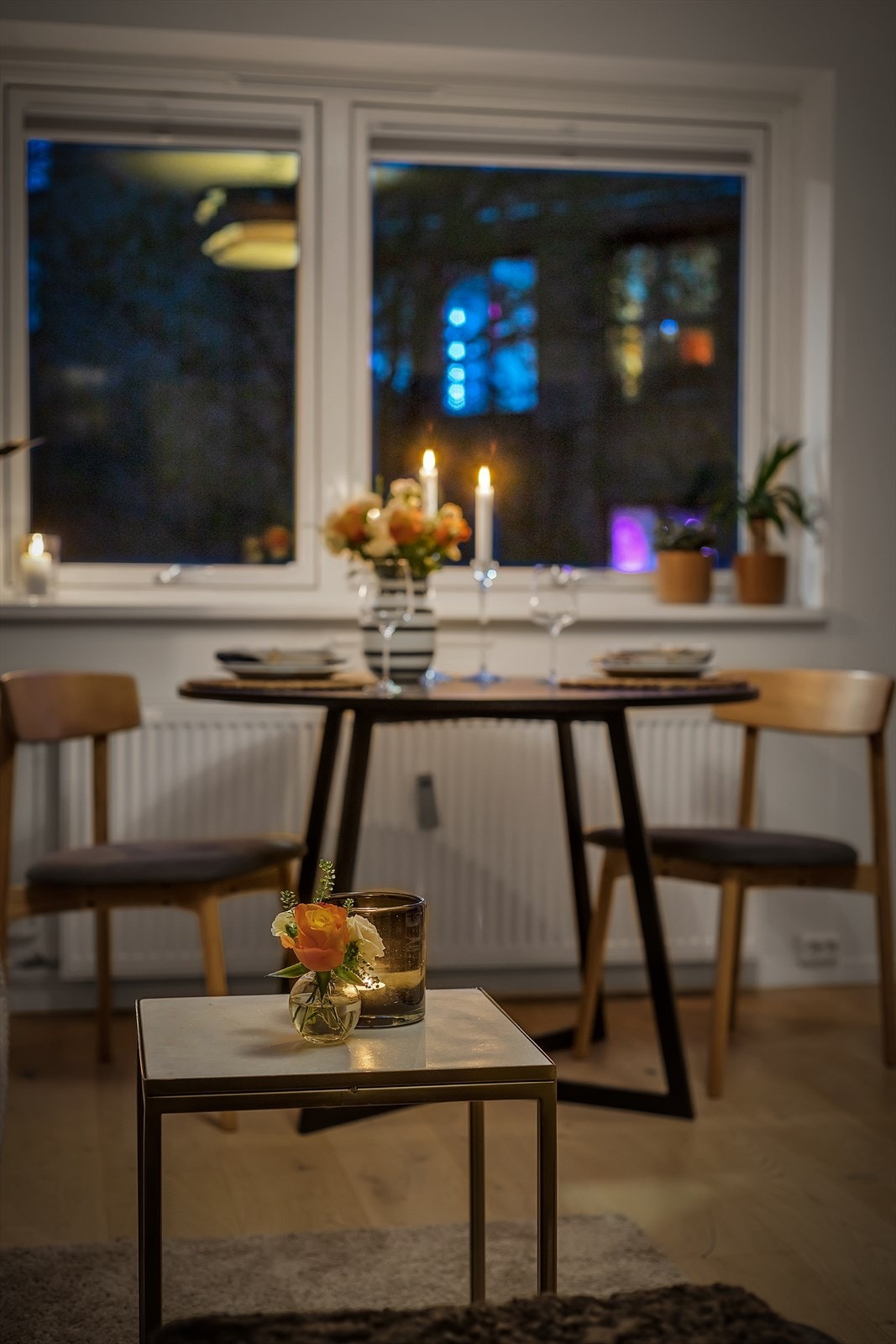 Det er god plass til både sofagruppe og spisebord. Galleribilde