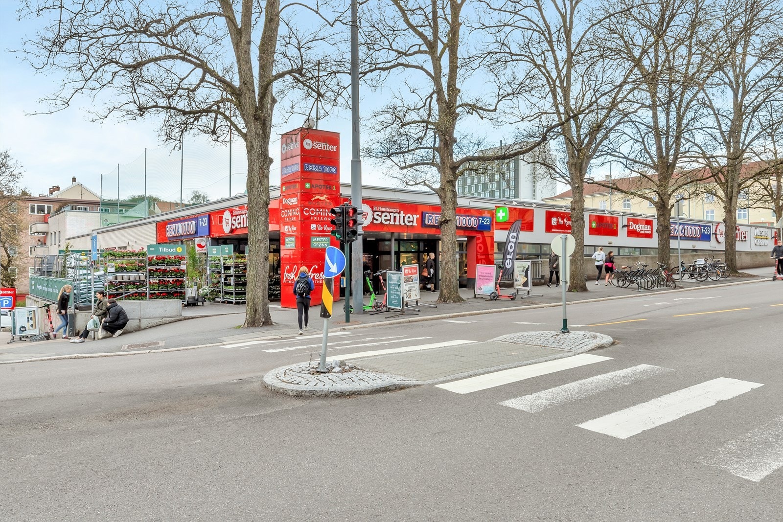 St. Hanshaugen senter ligger like ved leiligheten, og her finner du det meste av det du trenger i hverdagen som dagligvarebutikk, frisør, apotek og treningssenter. Galleribilde