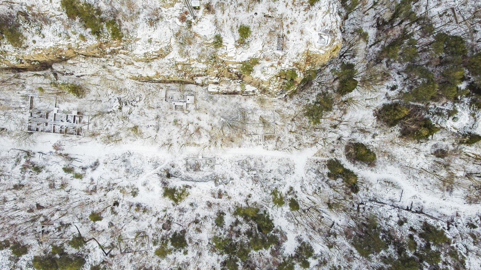 Deler av felles traktorvei går over denne tomten ved svingen Galleribilde