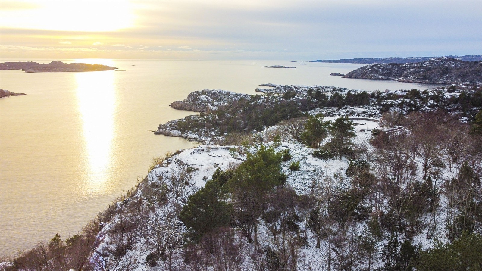 Eiendommen har flere registrerte krigsminner, blant annet kanonstillinger, eldre grunnmurer m.m. Galleribilde