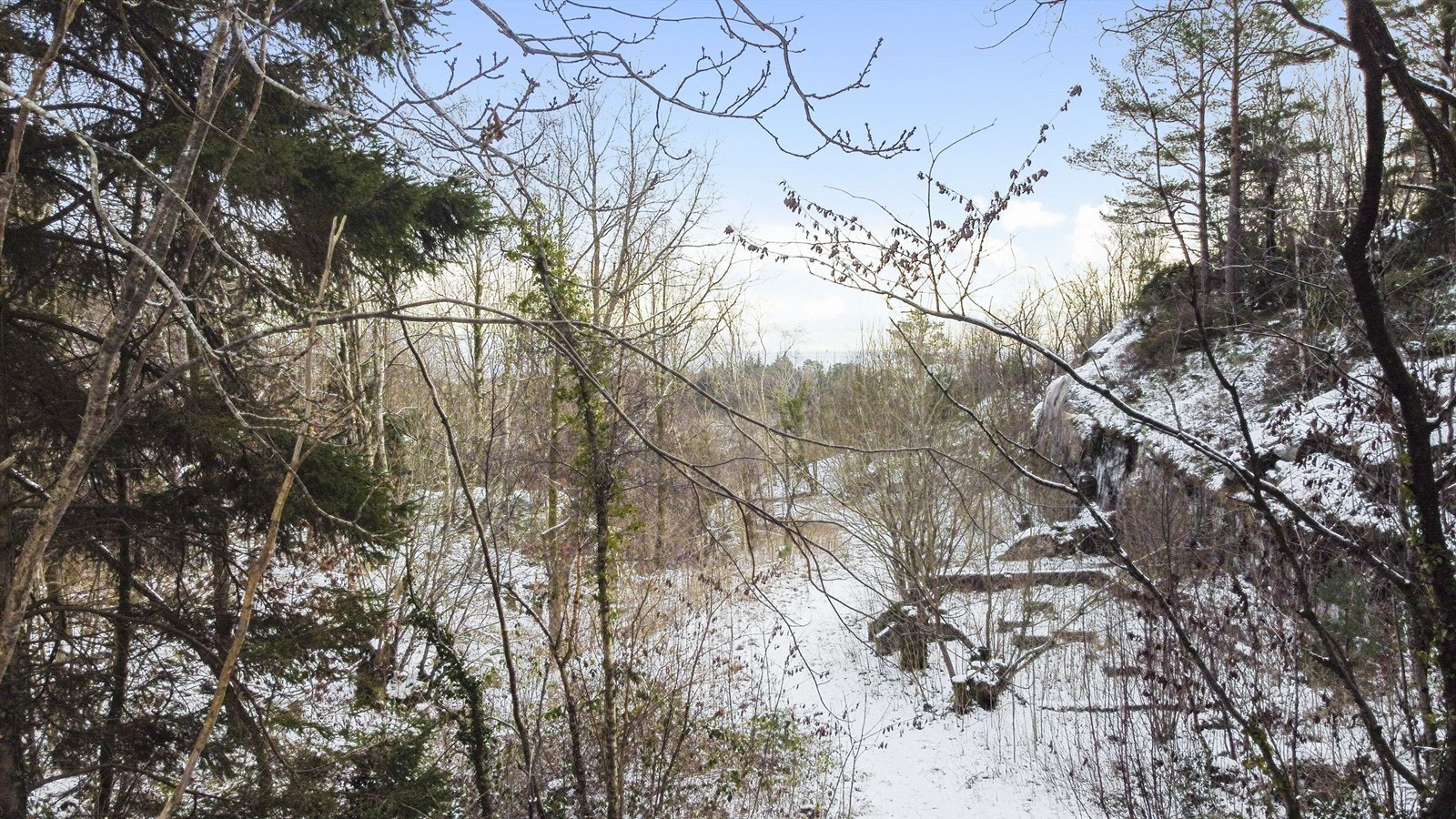 Utsyn fra tomten. Den avbildet grunnmuren står ikke på den aktuelle tomten, men eiendommen strekker seg delvis rundt denne (se bilde nr 2) Galleribilde