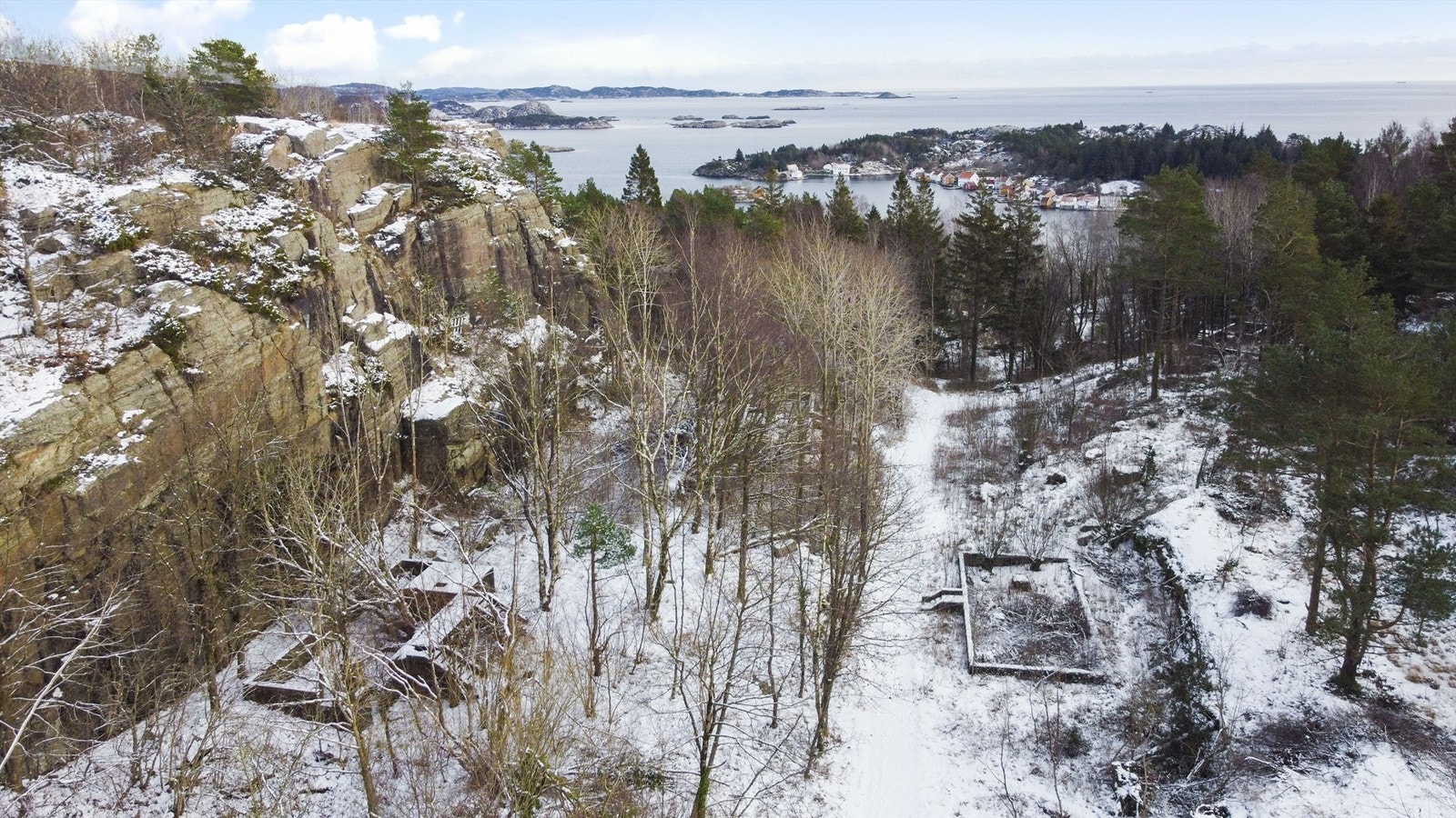 Grunnmuren til høyre ligger på tomten. Bildet er tatt i retning mot Svinør Galleribilde