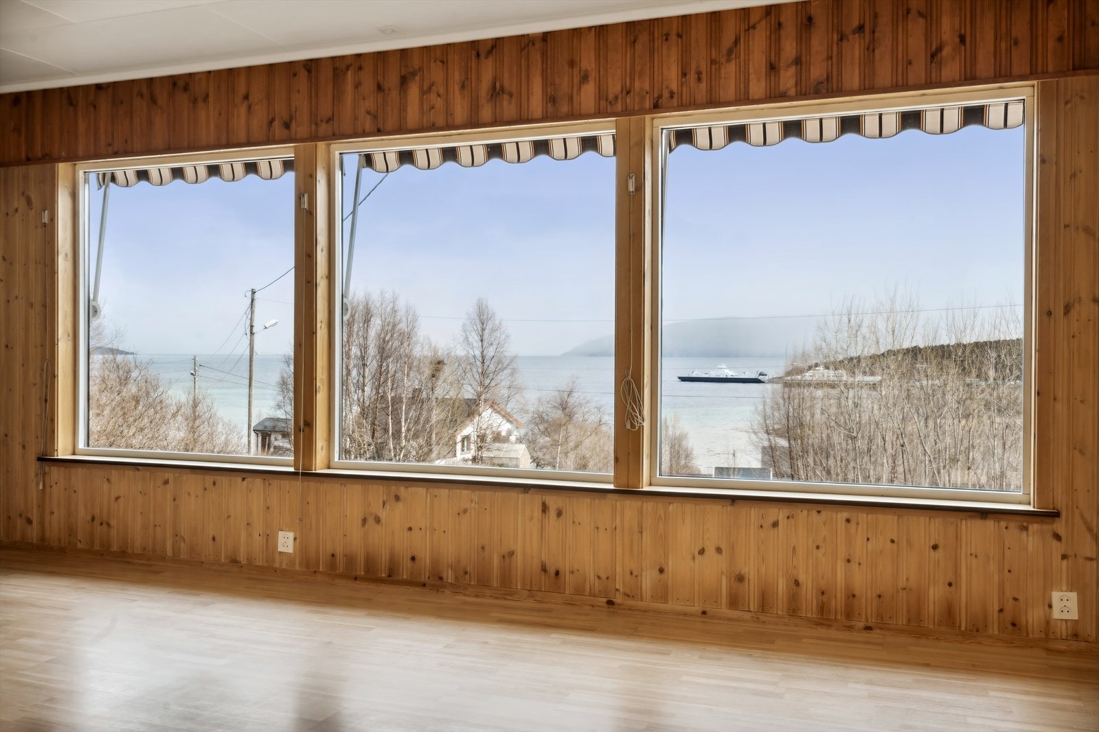 Vakker utsikt utover Tysfjorden, Bognes og Stetind i klarvær Galleribilde