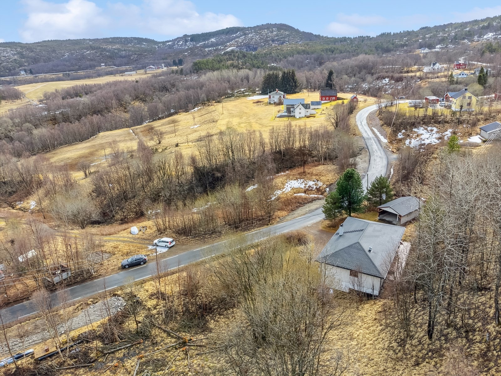 Dronebilde av eiendommen med utsikt mot sør Galleribilde