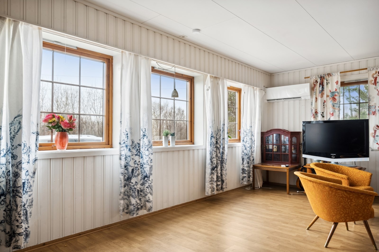 Del av stuen i sokkeletasjen - utleiedel Galleribilde