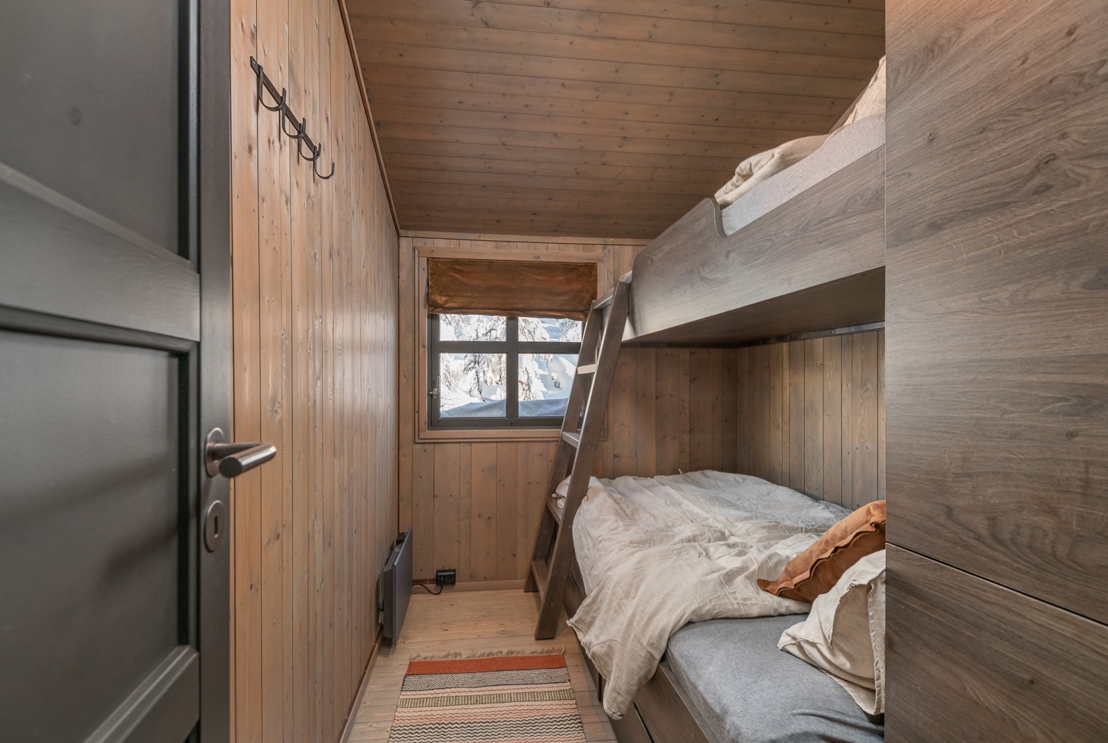 De to mindre soverommene har praktiske køyesenger, noe som gir ekstra sengeplasser. Galleribilde