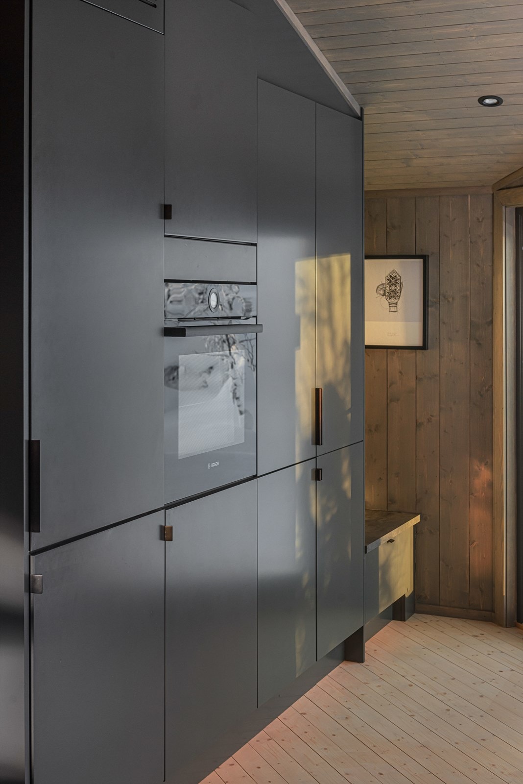 Innredningen har rikelig med skap- og benkeplass for både matlaging og oppbevaring. Galleribilde