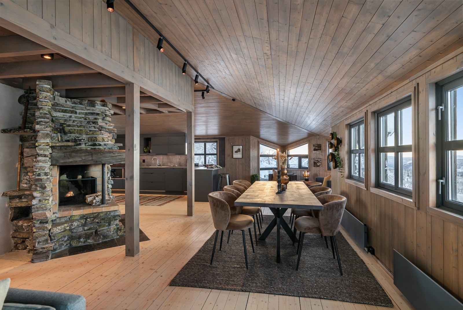 Hytta har stue og spisestue i en åpen og sosial løsning. Galleribilde