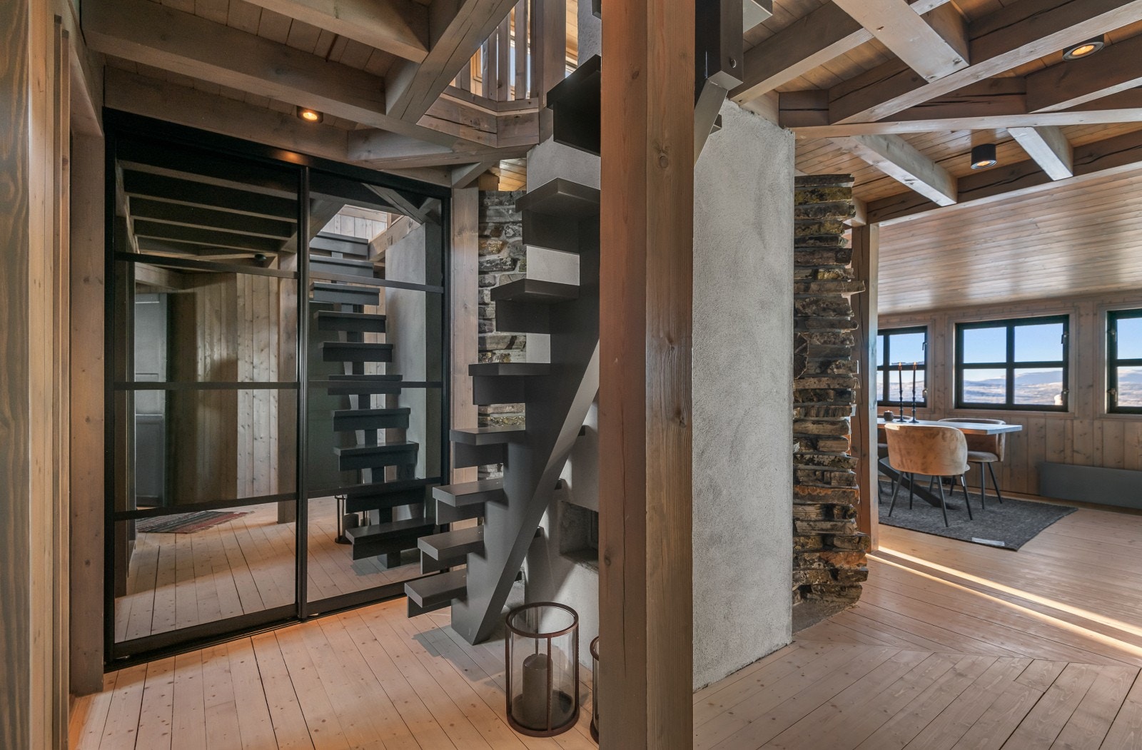 Videre finner du en praktisk gang med en praktisk skyvedørsgarderobe. Speildørene gir en god dybde i rommet. Galleribilde