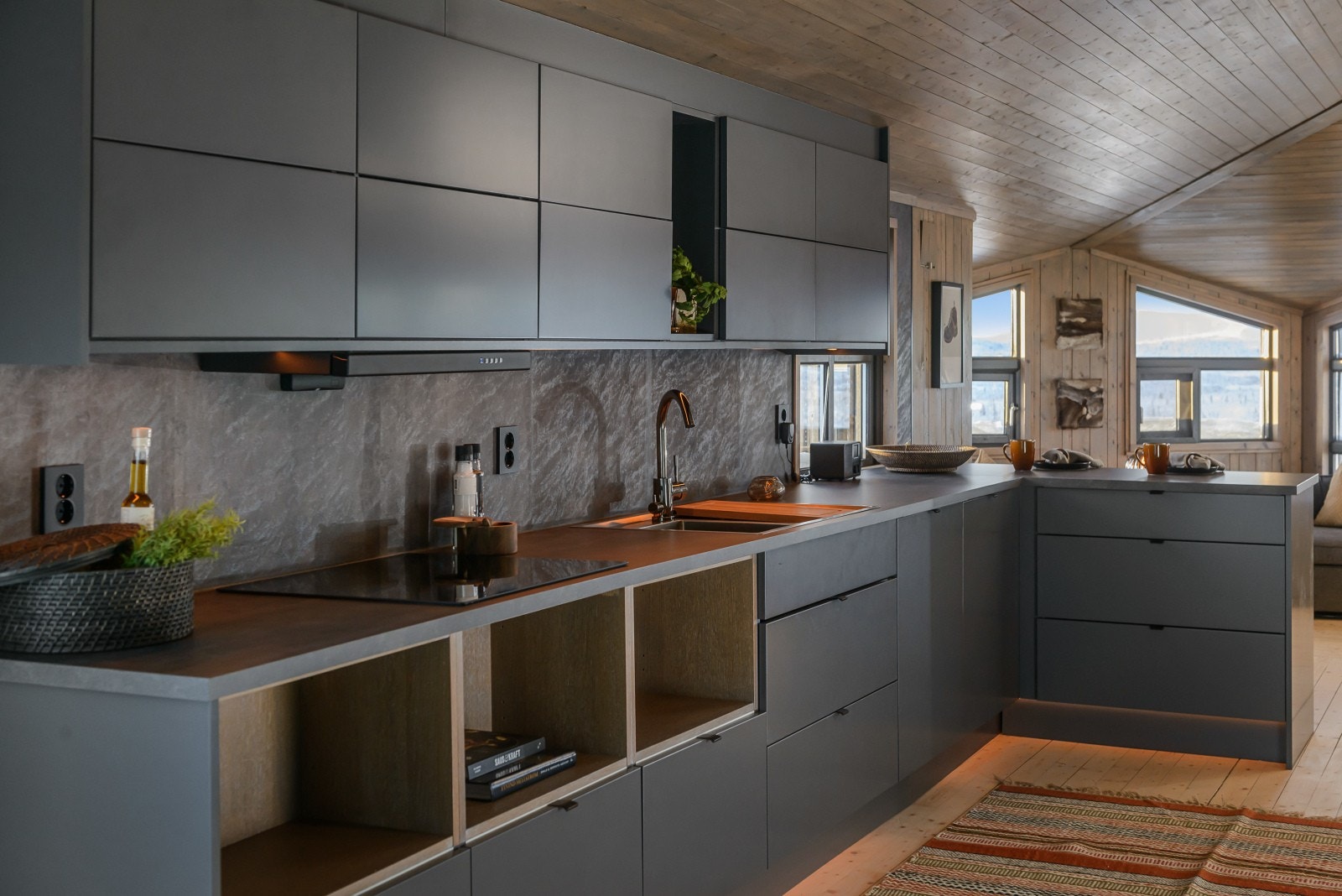 Kjøkkenet har integrert komfyr, steketopp, oppvaskmaskin og kjøle-/fryseskap. Galleribilde