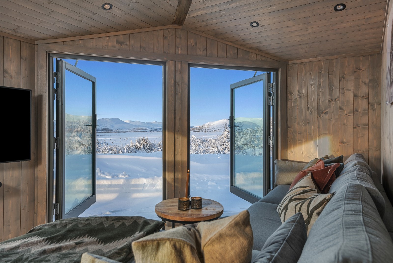 Fra stuen er det et nydelig utsyn og adkomst til fantastiske uteområder. Galleribilde