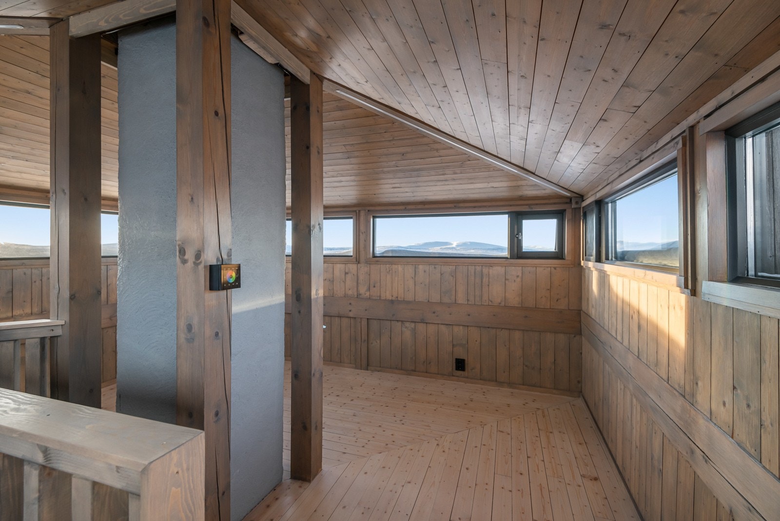 Fra gangen er det adkomst til "fugletårnet" med en helt magisk utsikt. Detaljer som ekstra lyssetting er verdt å merke seg. Galleribilde