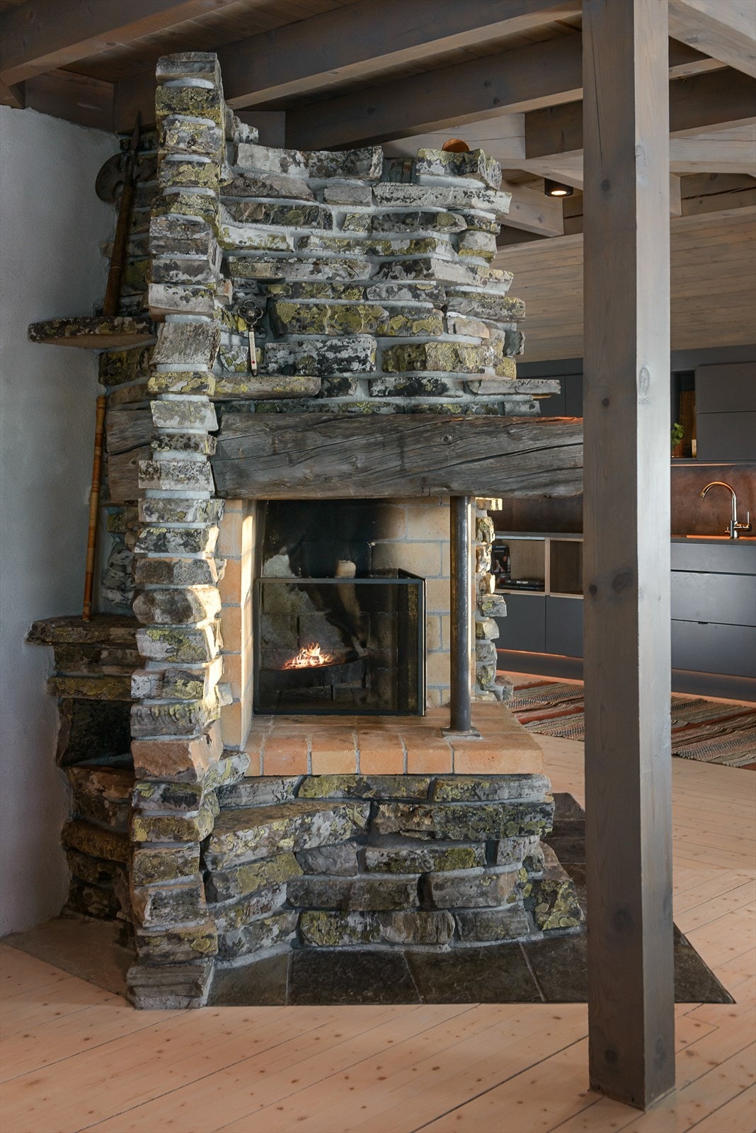 I spisestuedelen er det montert en flott peisovn som varmer godt på kalde høst- og vinterdager. Galleribilde