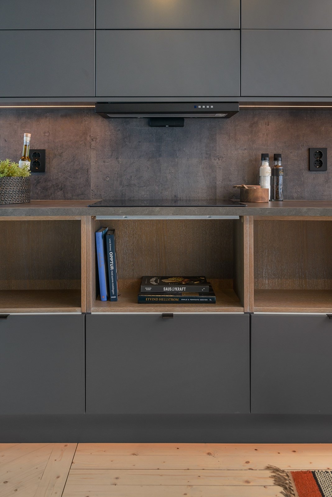 Innredningen har smarte og praktiske løsninger for oppbevaring og dekorering. Galleribilde