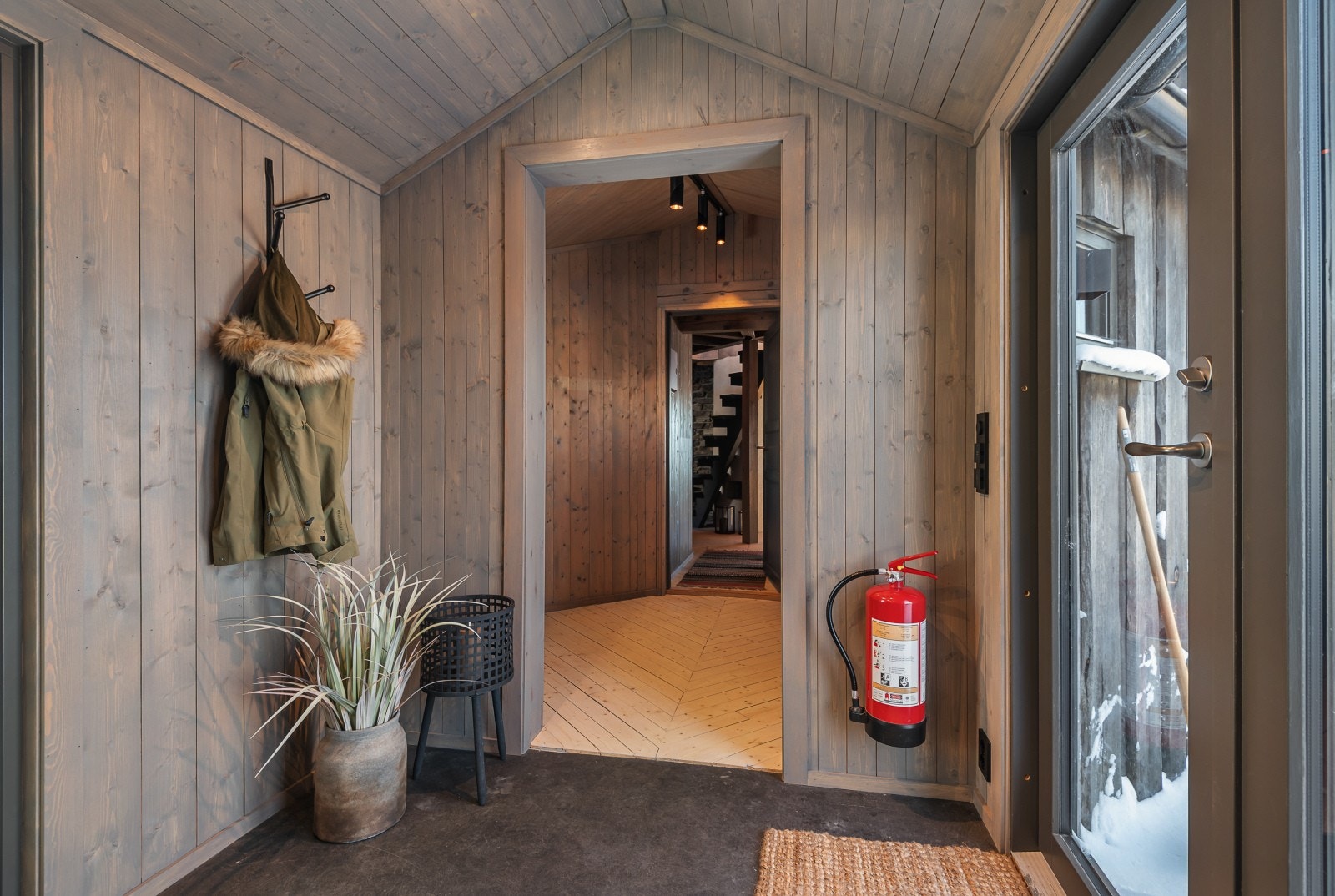 Vi ønsker velkommen inn i en romslig entré hvor du kan henge fra deg yttertøy og sette fra deg sko. Varme i gulv. Galleribilde