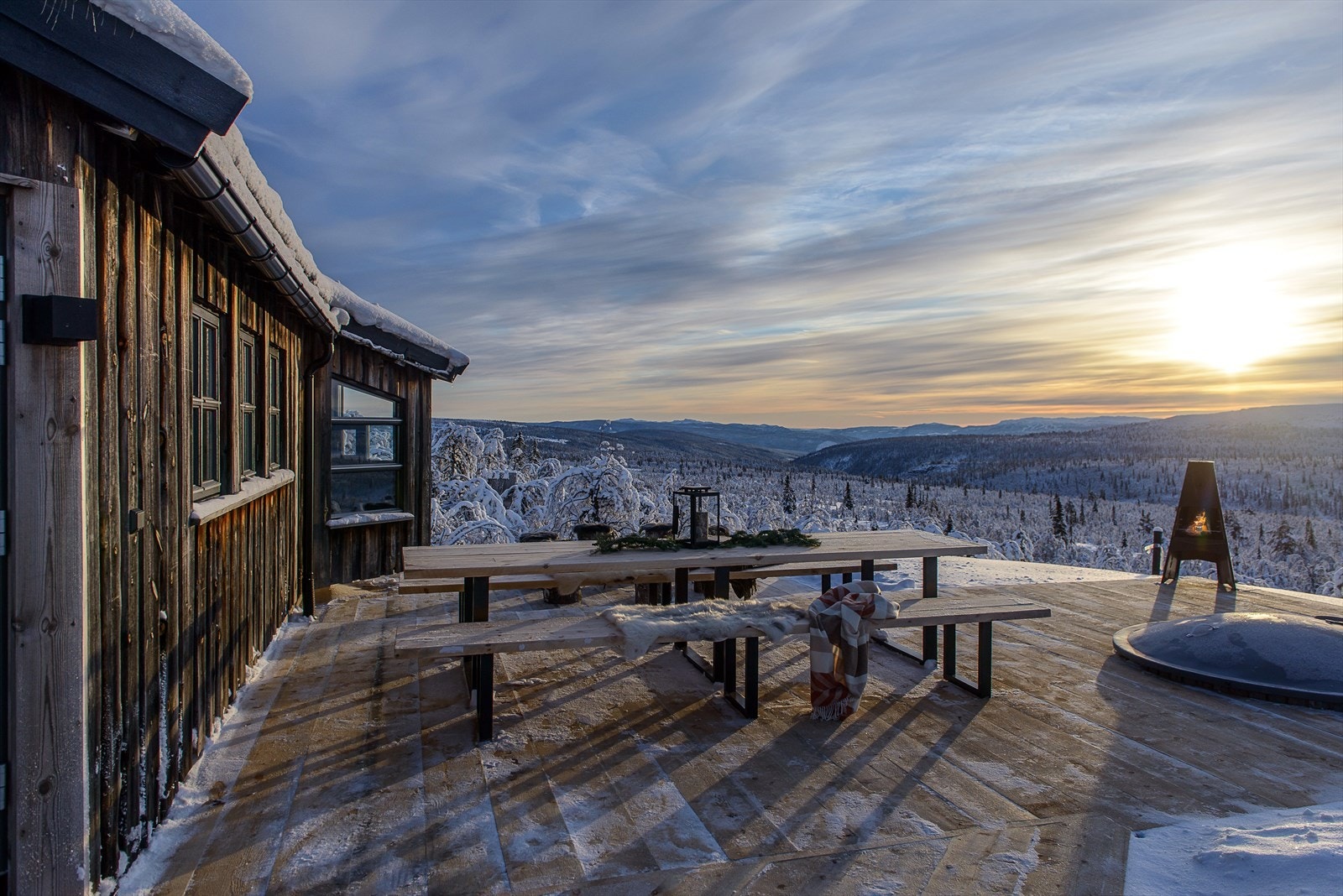 Hytta har flotte uteplasser med rikelig plass til utemøblement og en deilig badestamp for ekstra hygge. Terrassegulv i malmfuru rundt hele hytta Galleribilde