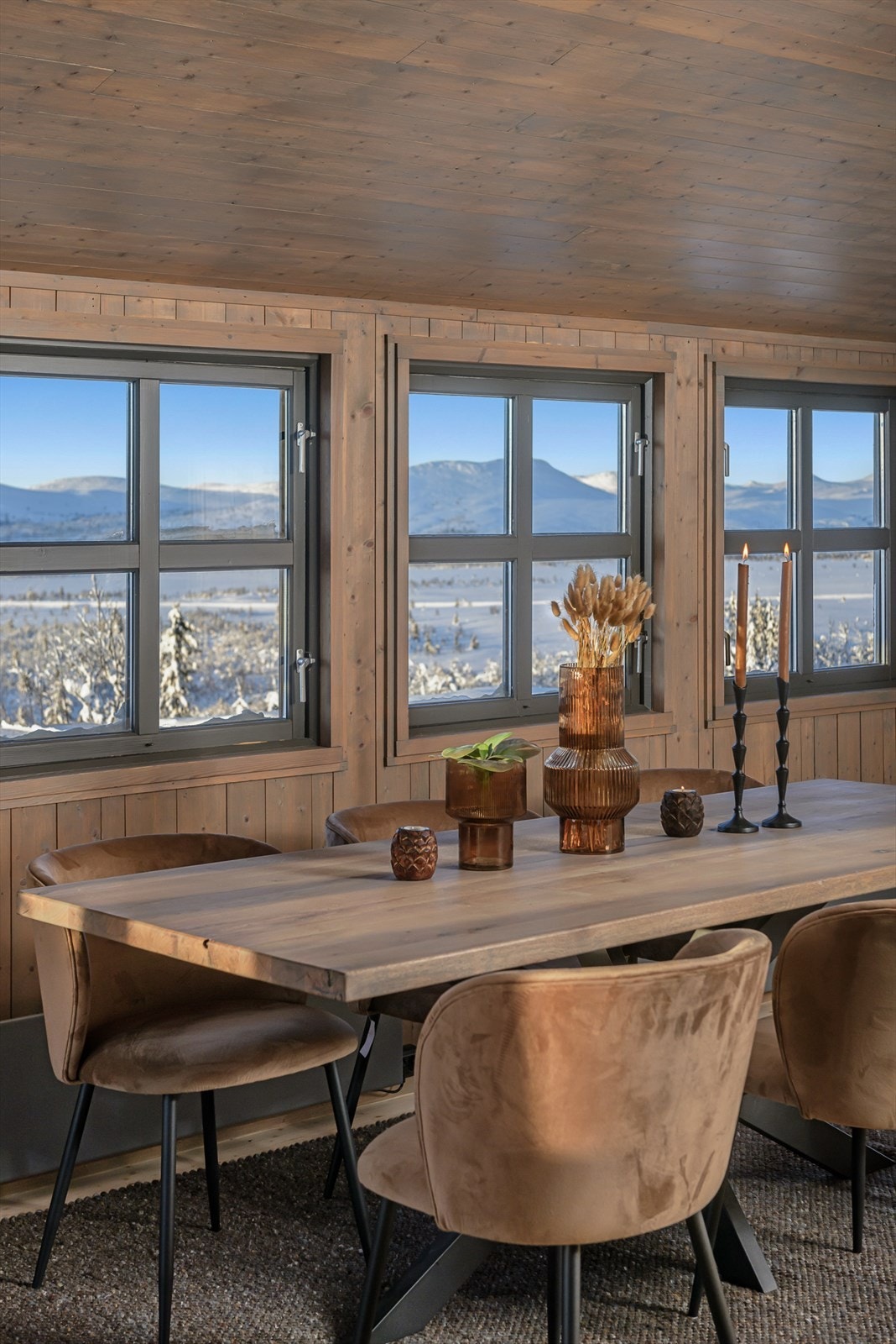 Hytta har en gjennomgående god standard på overflater og innredninger. Hytta kan selges med møbler etter nærmere avtale. Galleribilde