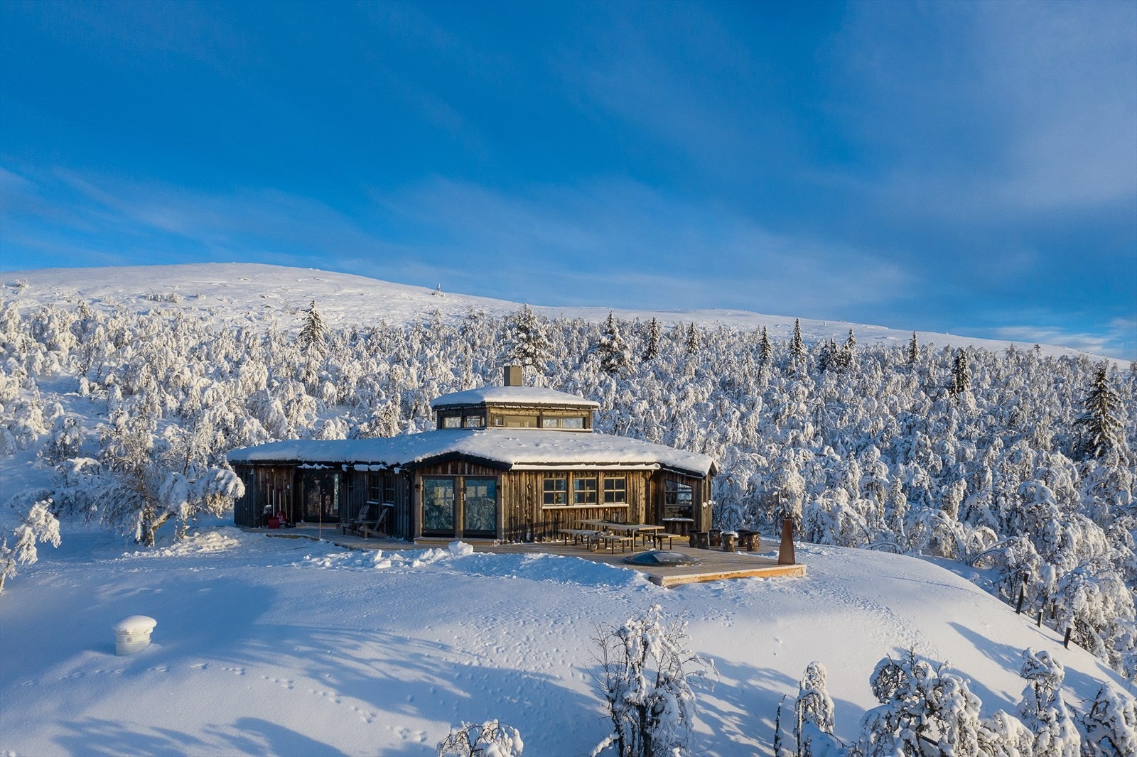 Eiendommen ligger for seg selv i svært naturskjønne omgivelser. Galleribilde