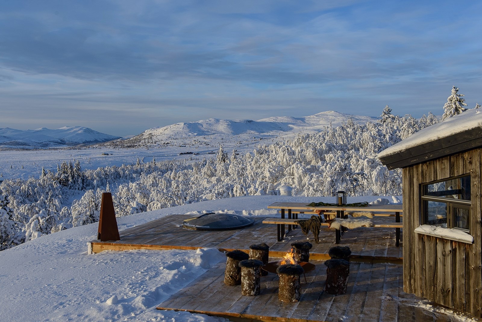 Eiendommen er fint opparbeidet med flotte uteplasser i malmfuru rundt hele hytta. Galleribilde