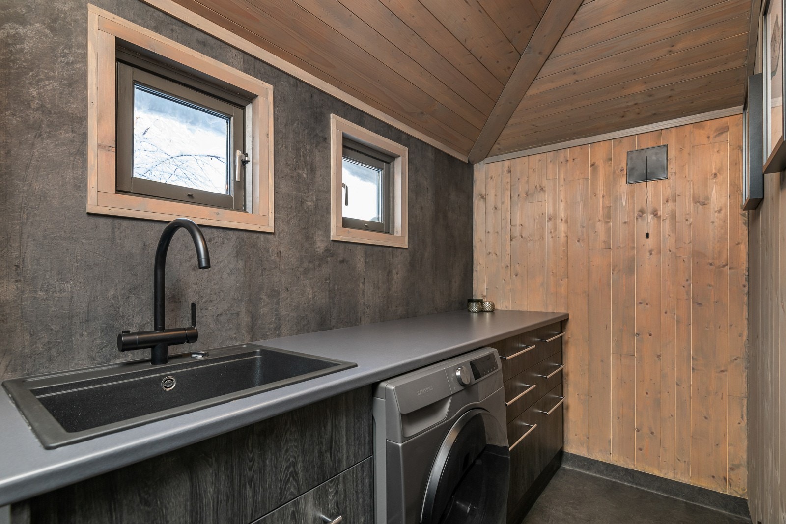 Vaskerommet ble også oppgradert i 2022 og inneholder servant med underskap og opplegg for vaskemaskin. Her er det panel og baderomsplater på vegger, panel i himling og belegg på gulv med varmekabler. Galleribilde