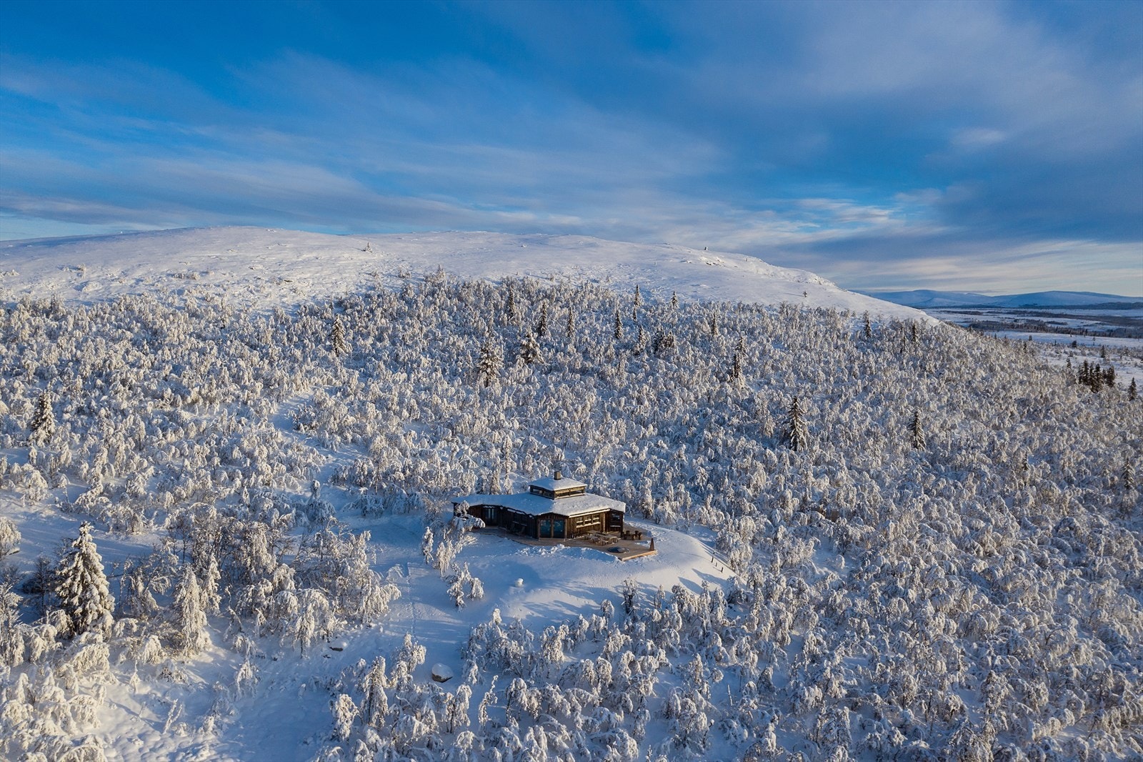 Det er bilvei helt frem til eiendommen med gode muligheter for parkering. Galleribilde