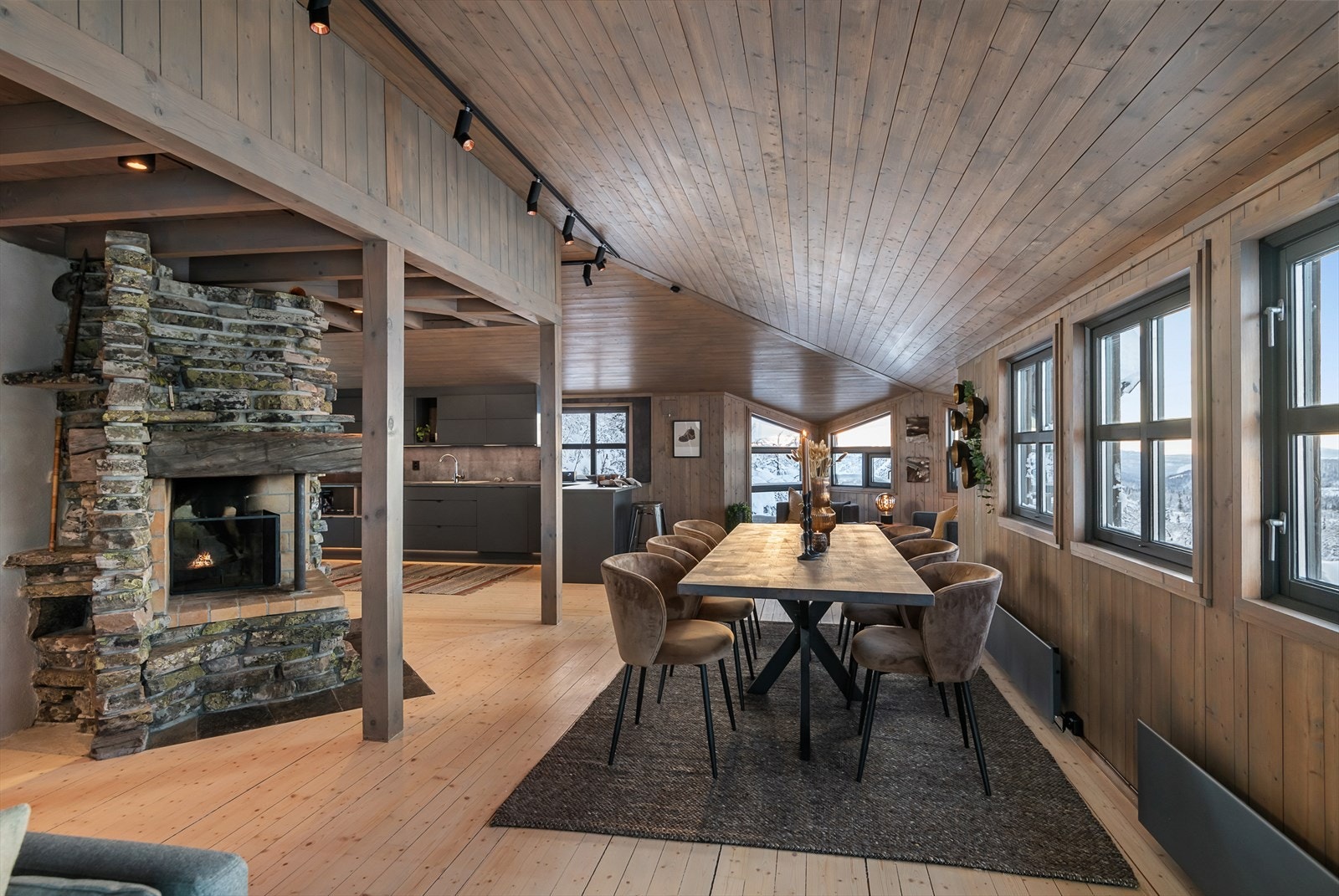 Hytta er svært praktisk utformet og har moderne og stilrene fargevalg og løsninger. Galleribilde